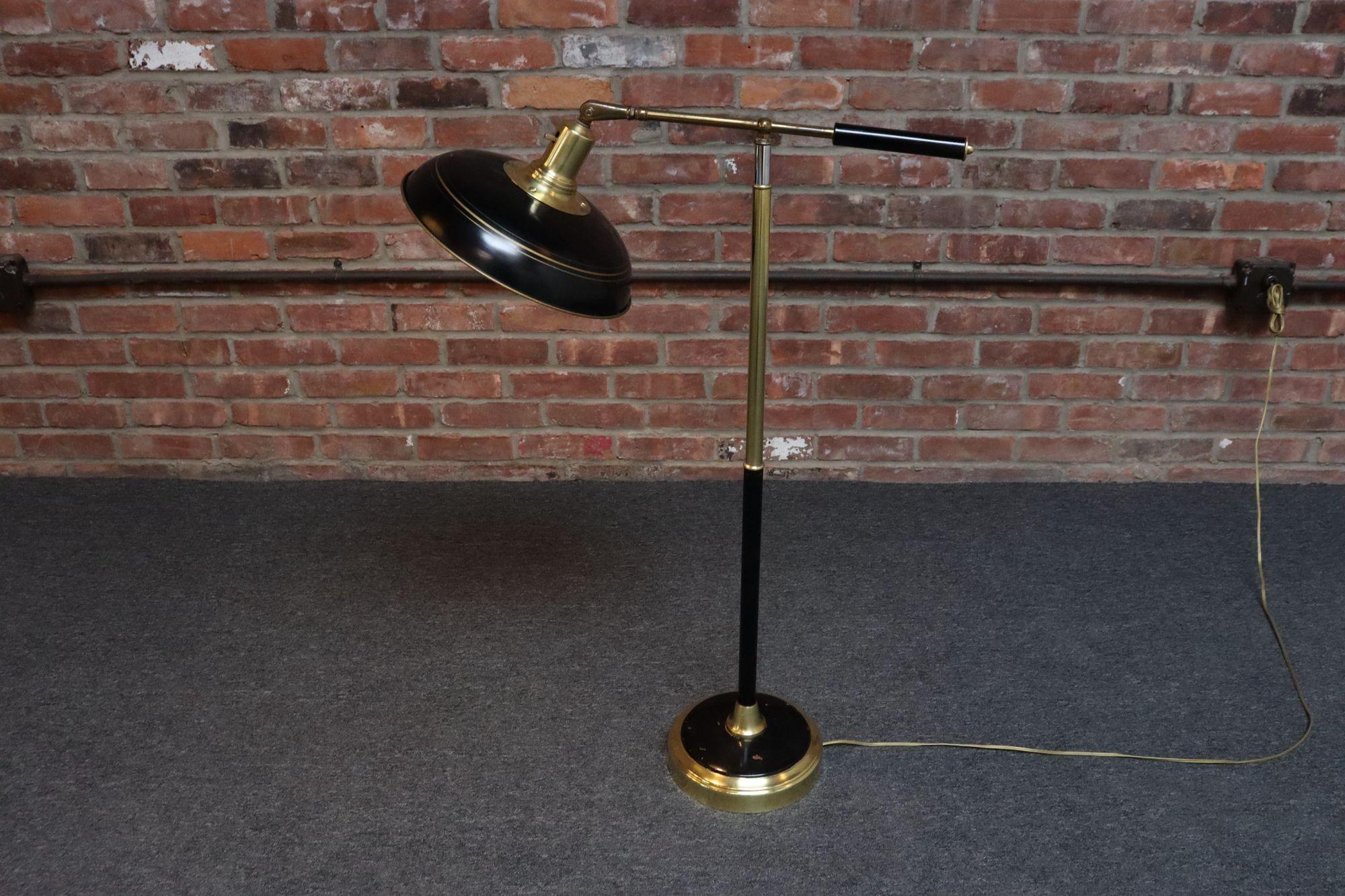 Lampada da terra regolabile in ottone, cromo e metallo verniciato vintage con braccio girevole In condizioni buone in vendita a Brooklyn, NY