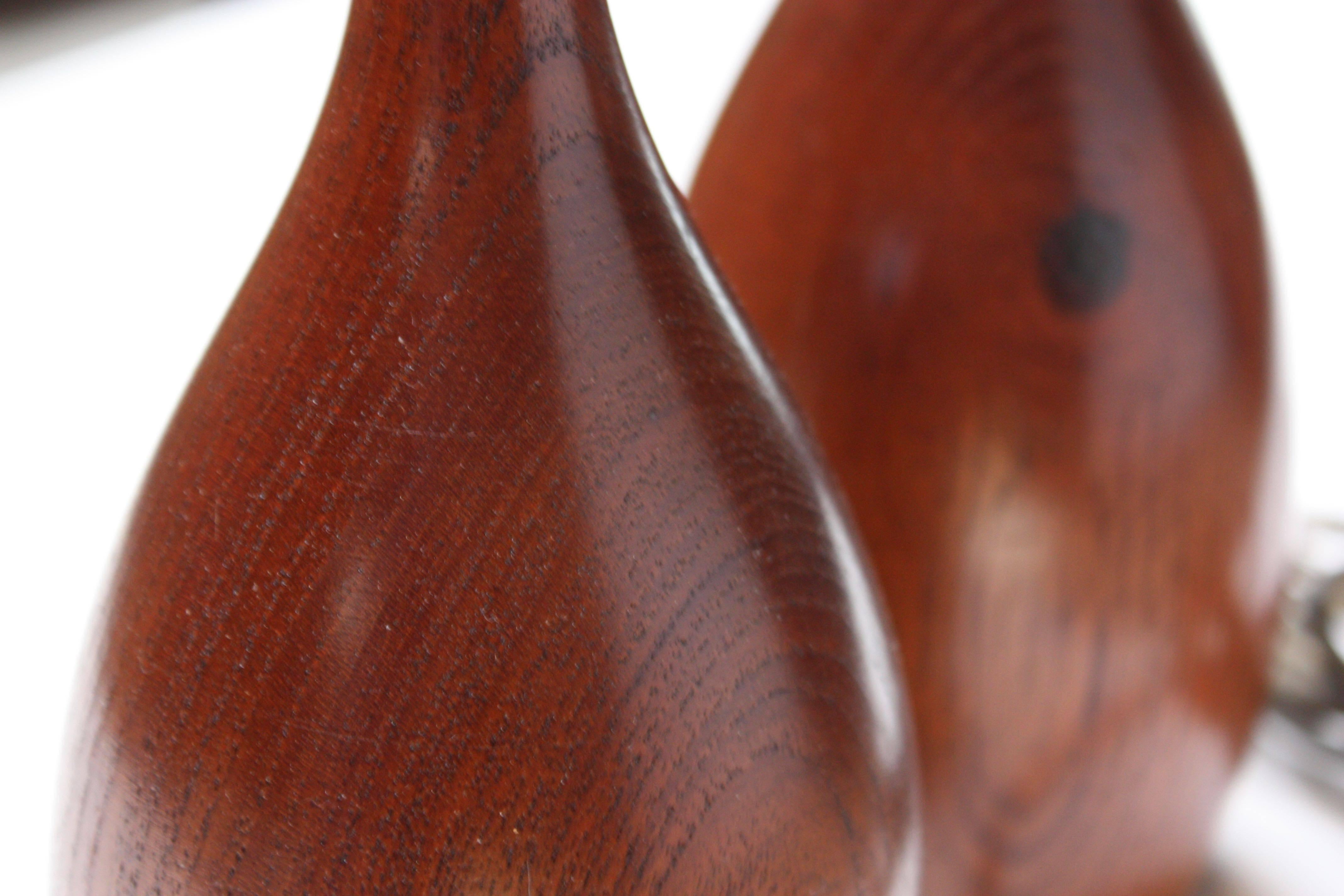 Milieu du XXe siècle Paire de petites lampes de table sculpturales danoises en teck en vente