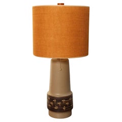 Vintage-Tischlampe von Gordon und Jane Martz aus taupefarbener Keramik und Walnussholz mit Knauf