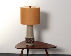 Vintage-Tischlampe von Gordon und Jane Martz aus taupefarbener Keramik und Walnussholz mit Knauf