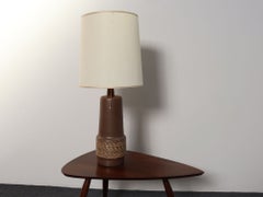 Vintage-Tischlampe aus brauner Keramik und Walnussholz mit Zierknopf von Gordon und Jane Martz