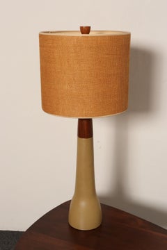 Vintage-Tischlampe von Gordon und Jane Martz aus ockerfarbenem Steinzeug und Walnussholz mit Zierknopf