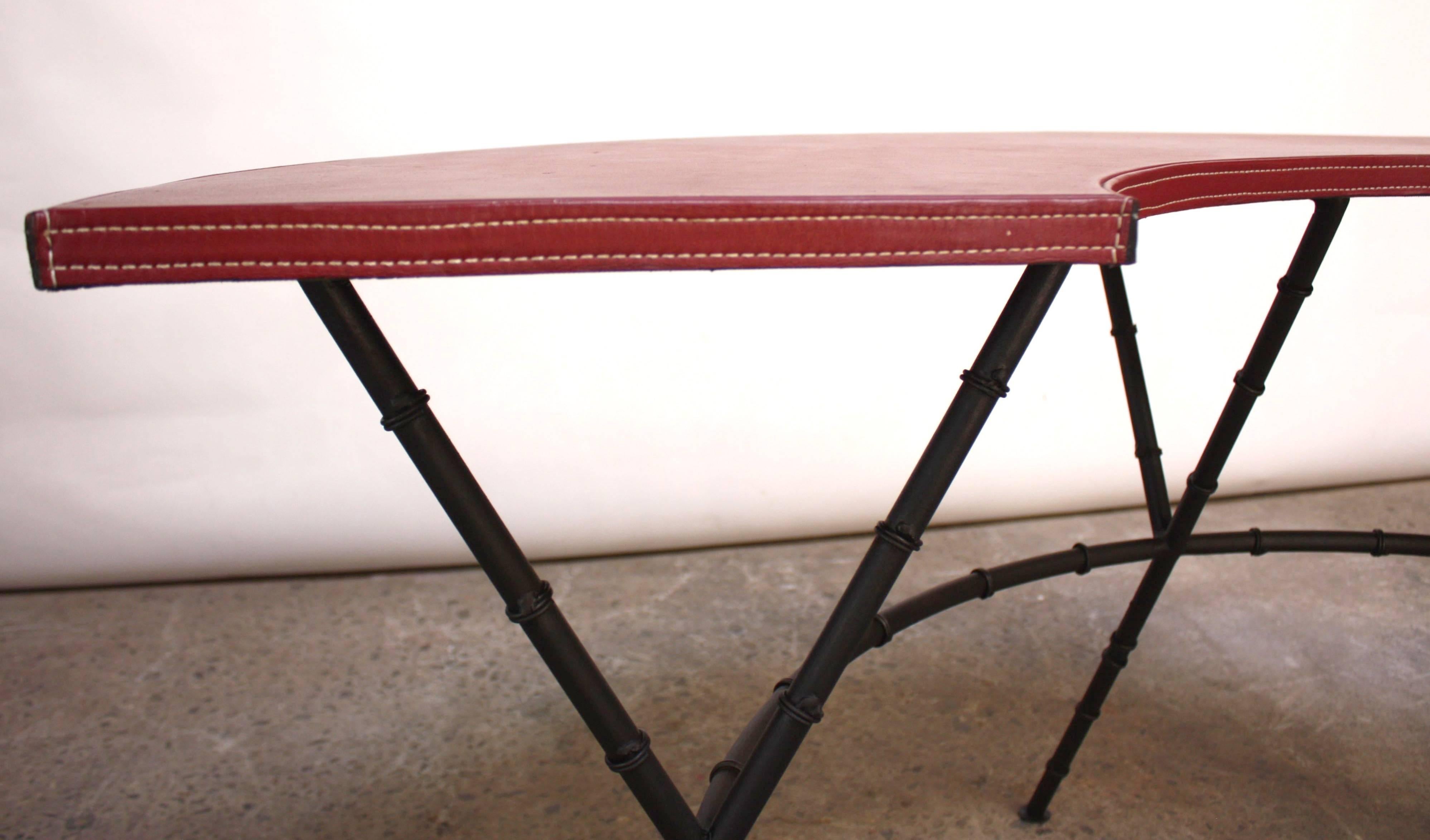 Schreibtisch/Tisch aus Leder und Kunstbambus aus Leder nach Jacques Adnet (Moderne der Mitte des Jahrhunderts)