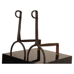 Par de morillos de arte popular francés, forjados a mano, con motivos abstractos, figurativos y zoomórficos