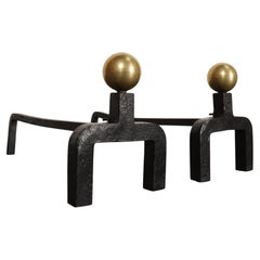 Par de atizadores vintage franceses de estilo modernista, de hierro, con remate en forma de bola de latón