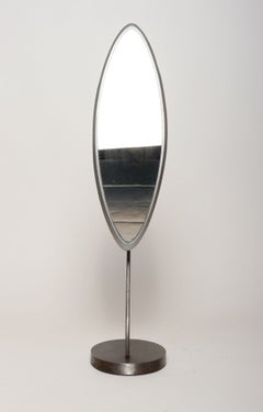 Vanidad posmoderna / Espejo giratorio de mesa «Serpentine» en aluminio fundido y acero