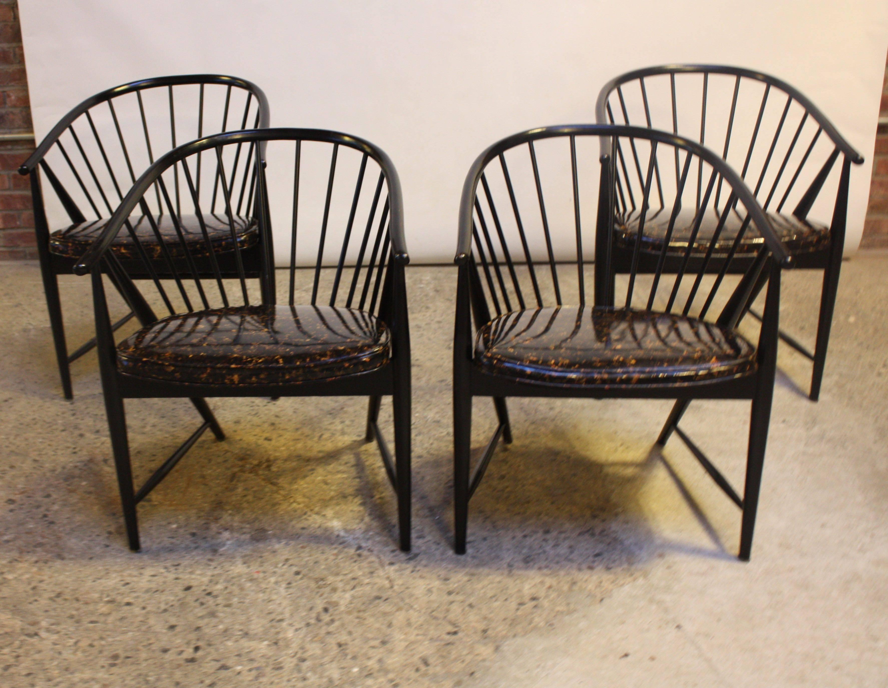 Diese Sonna Rosen 'Sulfjadern' oder 'Sun Feathers' Sessel sind in sehr gutem, konservativ restauriertem Zustand und haben noch die originalen 'Ölfleck'-Vinylsitze. Der Stuhl wurde 1948 von Rosen entworfen, und diese Stühle sind Beispiele aus den