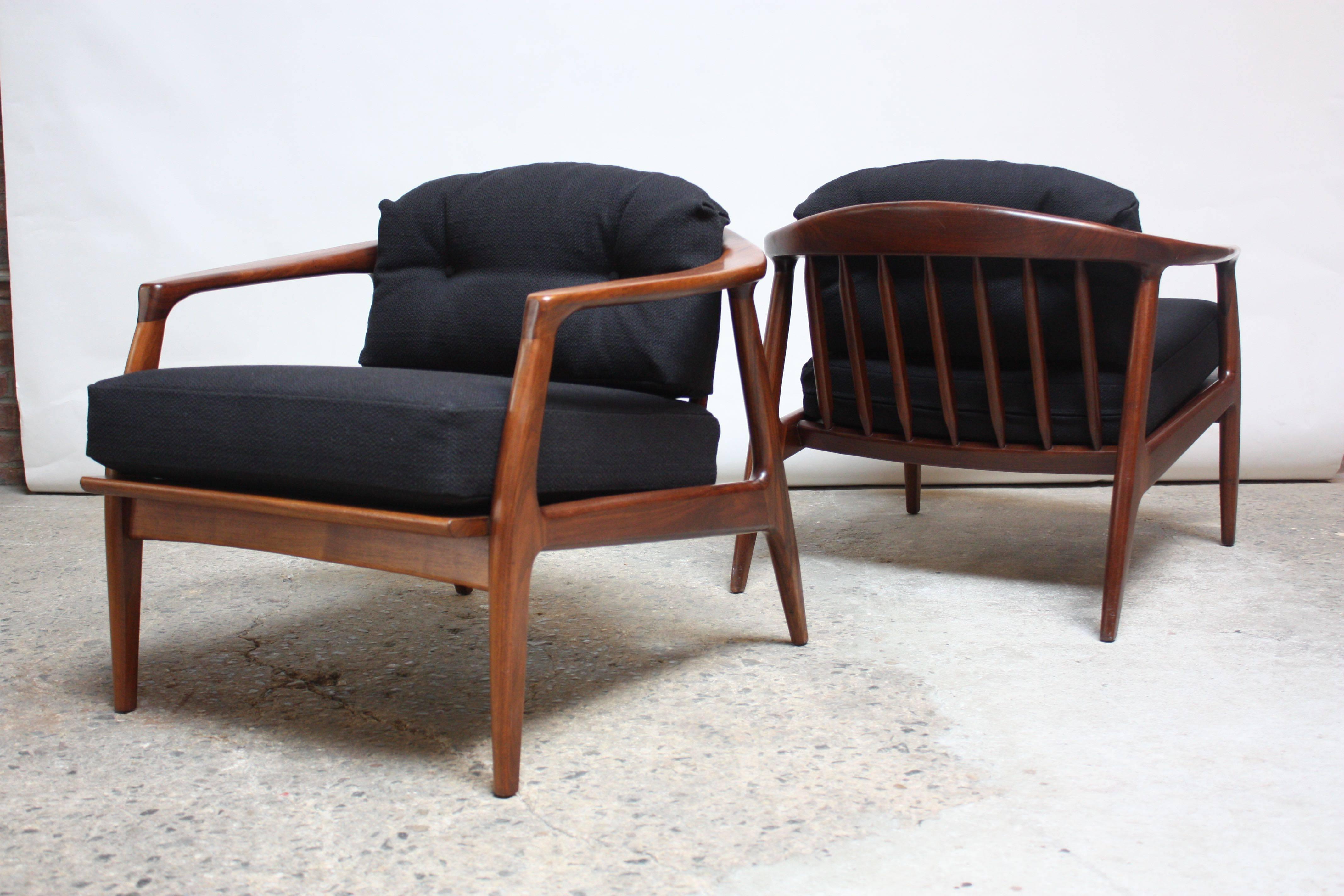 Pair of Sculptural Walnut Lounge Chairs by Milo Baughman for Thayer Coggin In Excellent Condition In Brooklyn, NY