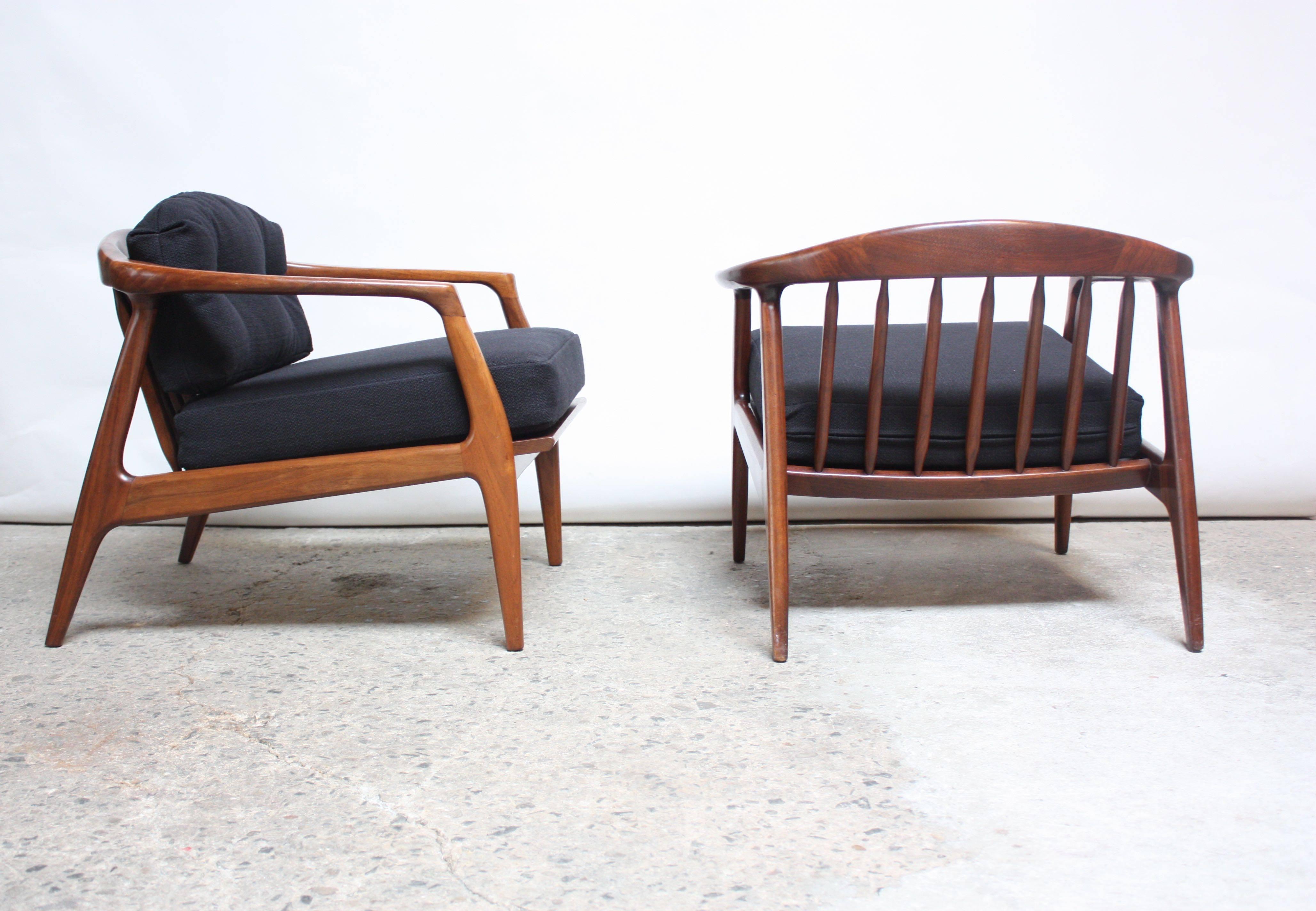 Mid-20th Century Pair of Sculptural Walnut Lounge Chairs by Milo Baughman for Thayer Coggin