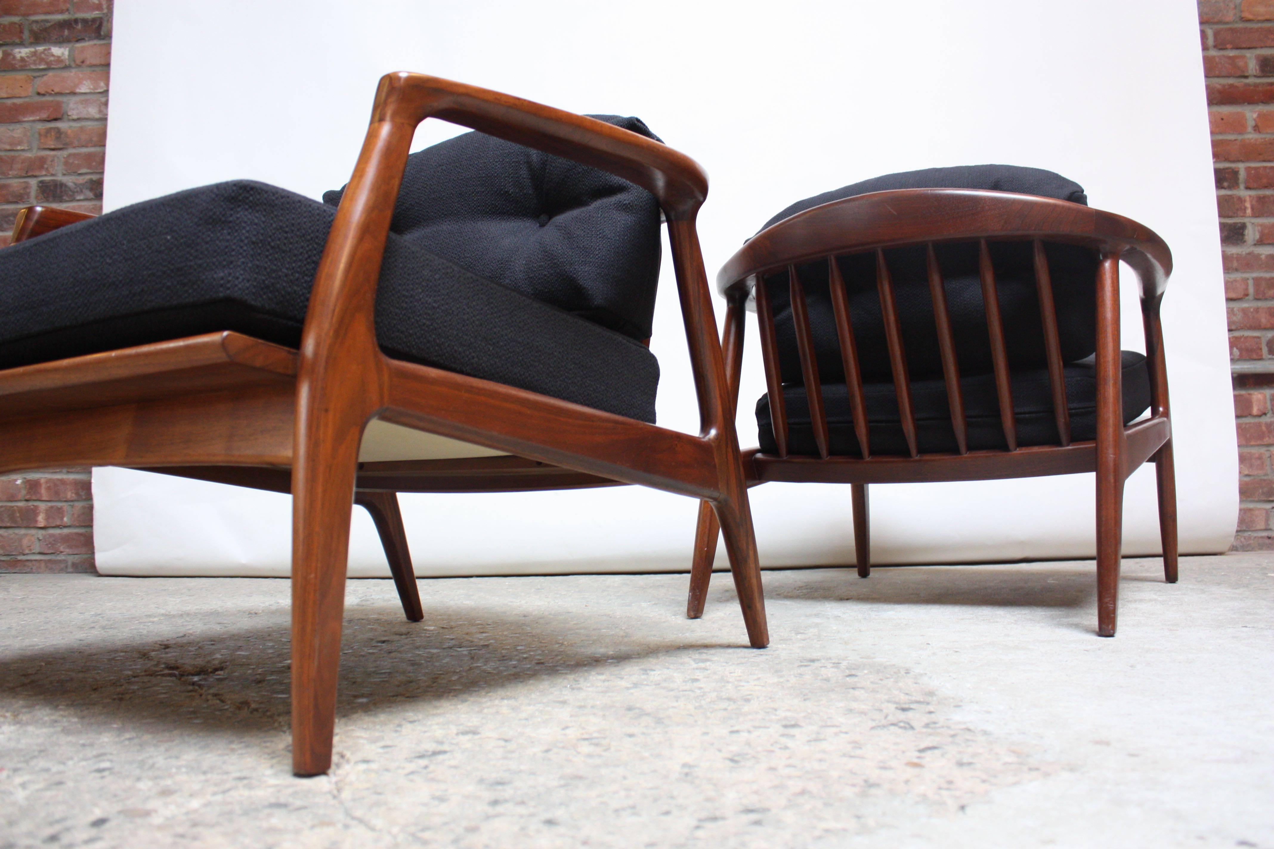 Pair of Sculptural Walnut Lounge Chairs by Milo Baughman for Thayer Coggin 1