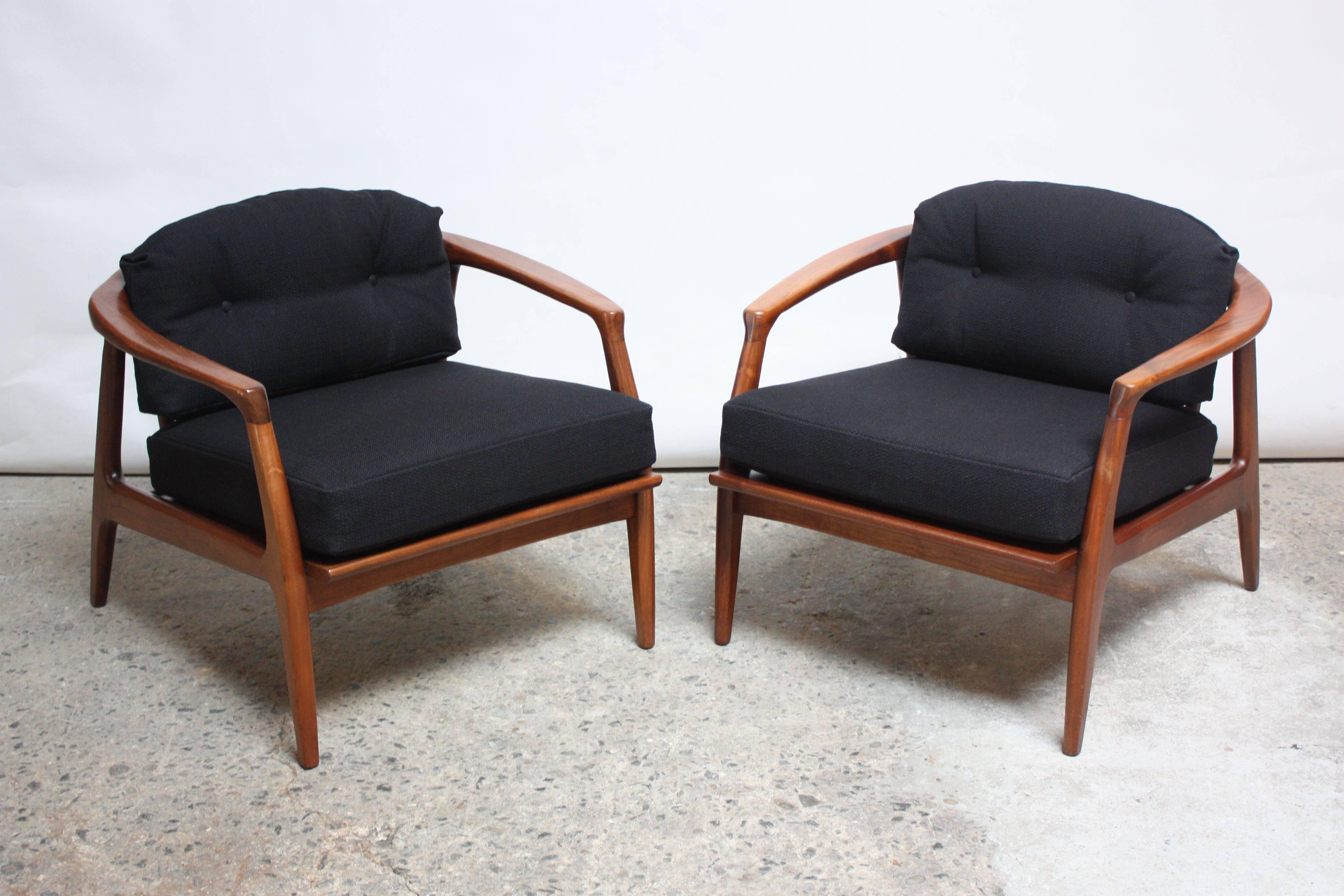 Mid-Century Modern Pair of Sculptural Walnut Lounge Chairs by Milo Baughman for Thayer Coggin
