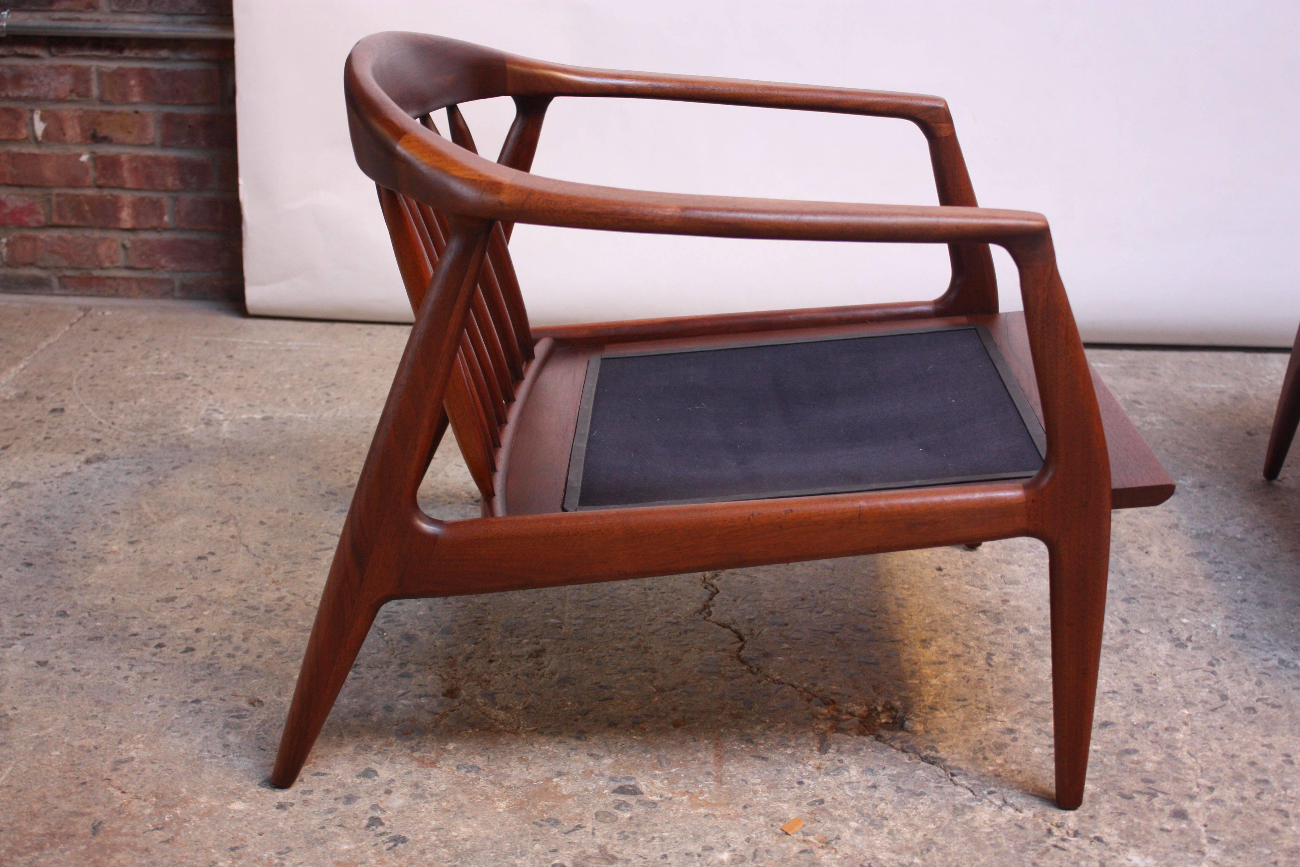 Pair of Staved Walnut Lounge Chairs by Milo Baughman In Excellent Condition In Brooklyn, NY