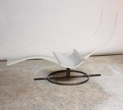 Prototipo de chaise longue francesa de lucita y acero de mediados de siglo
