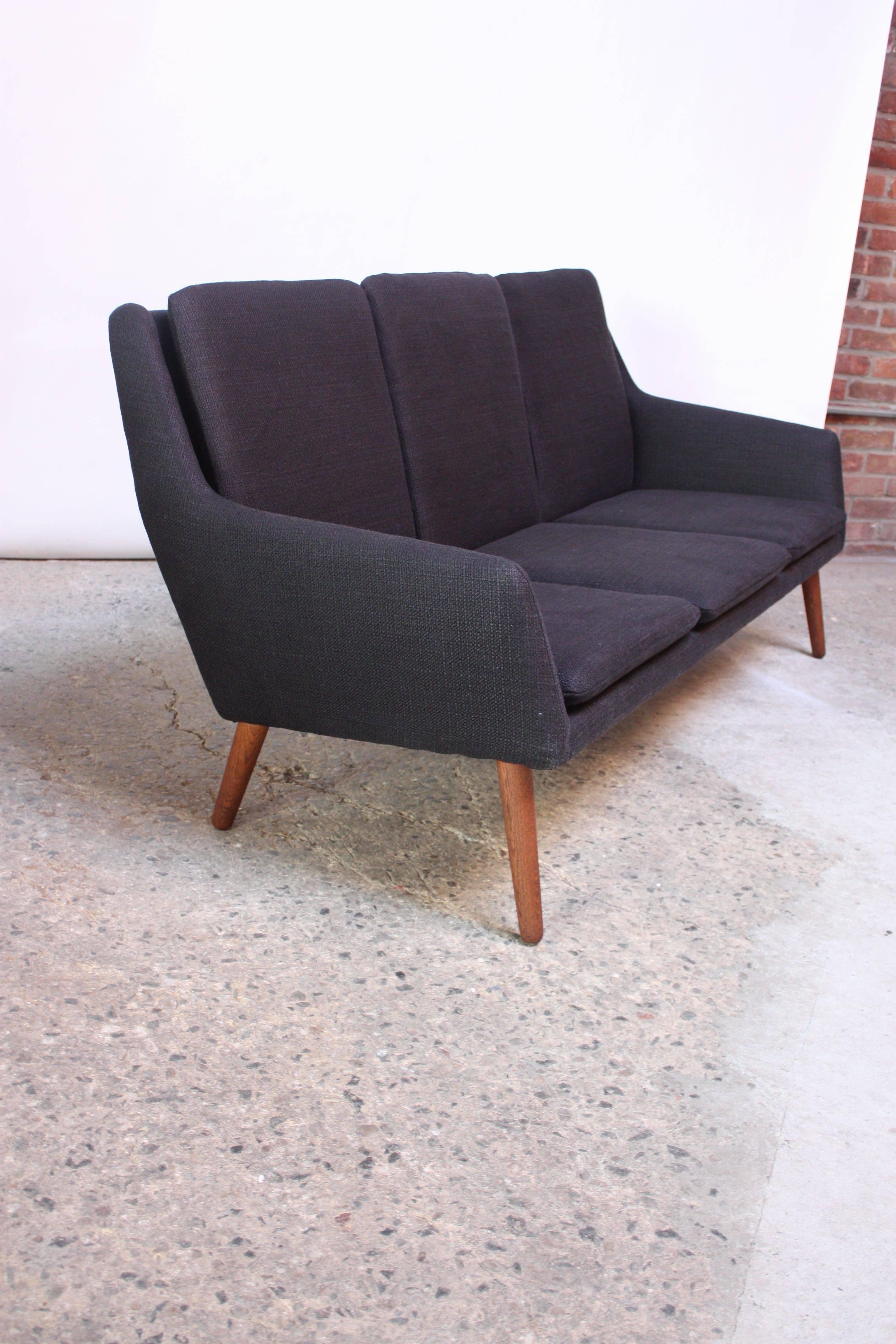 Dänisches modernes dänisches Sofa von Erik Ostermann und H. Hpner Petersen im Zustand „Gut“ im Angebot in Brooklyn, NY