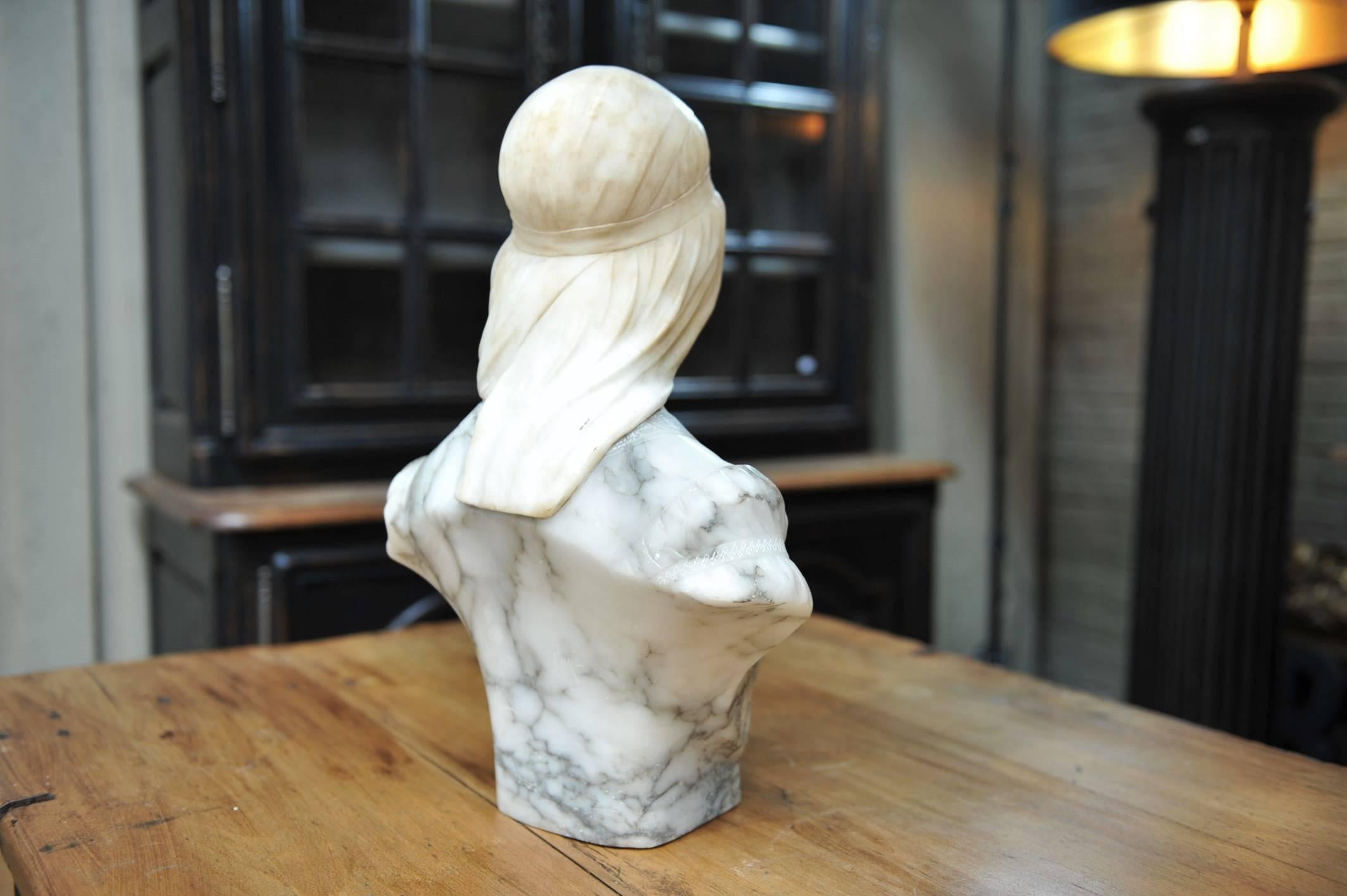 Alabaster and Marble Woman Bust Statue by Guglielmo Pugi, circa 1900 In Excellent Condition In Roubaix, FR