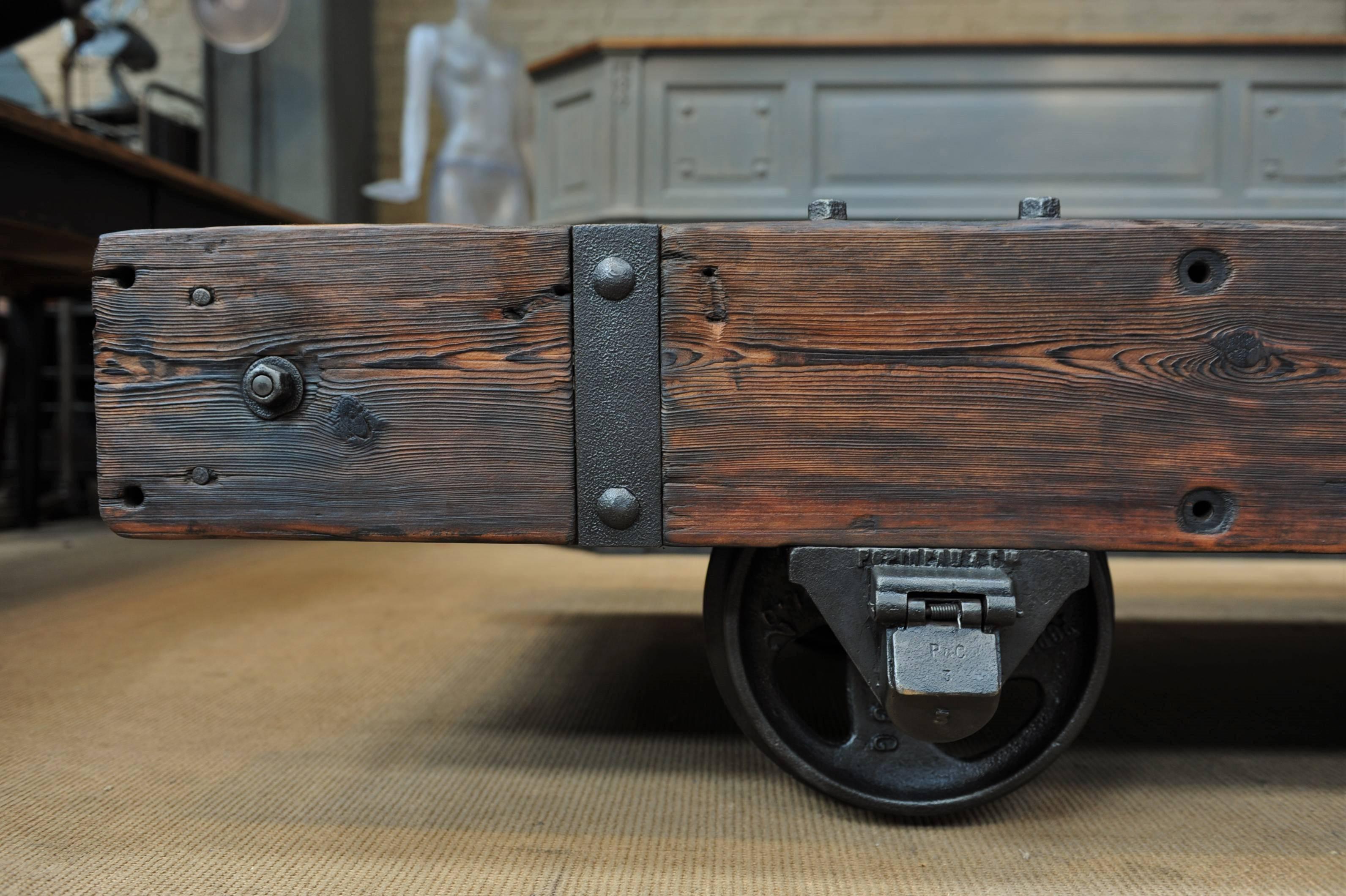 Huge Industrial Steel and Pine Mine Wagon Coffee Table In Excellent Condition In Roubaix, FR