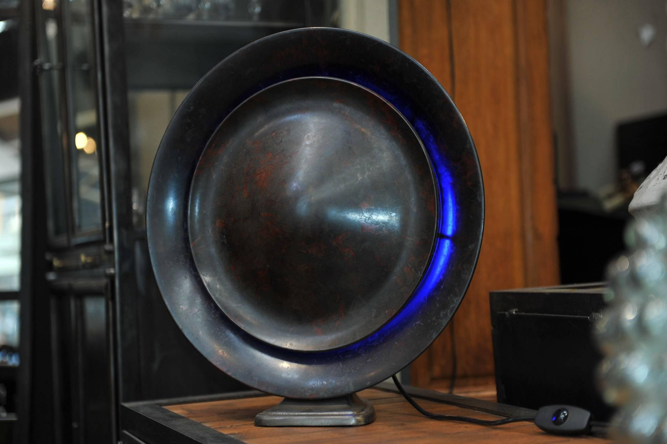 Bakelite and polished iron base speaker designed by Louis Kalff for Philips rewired Industrial desk lampe E27. Very nice patina.
                      