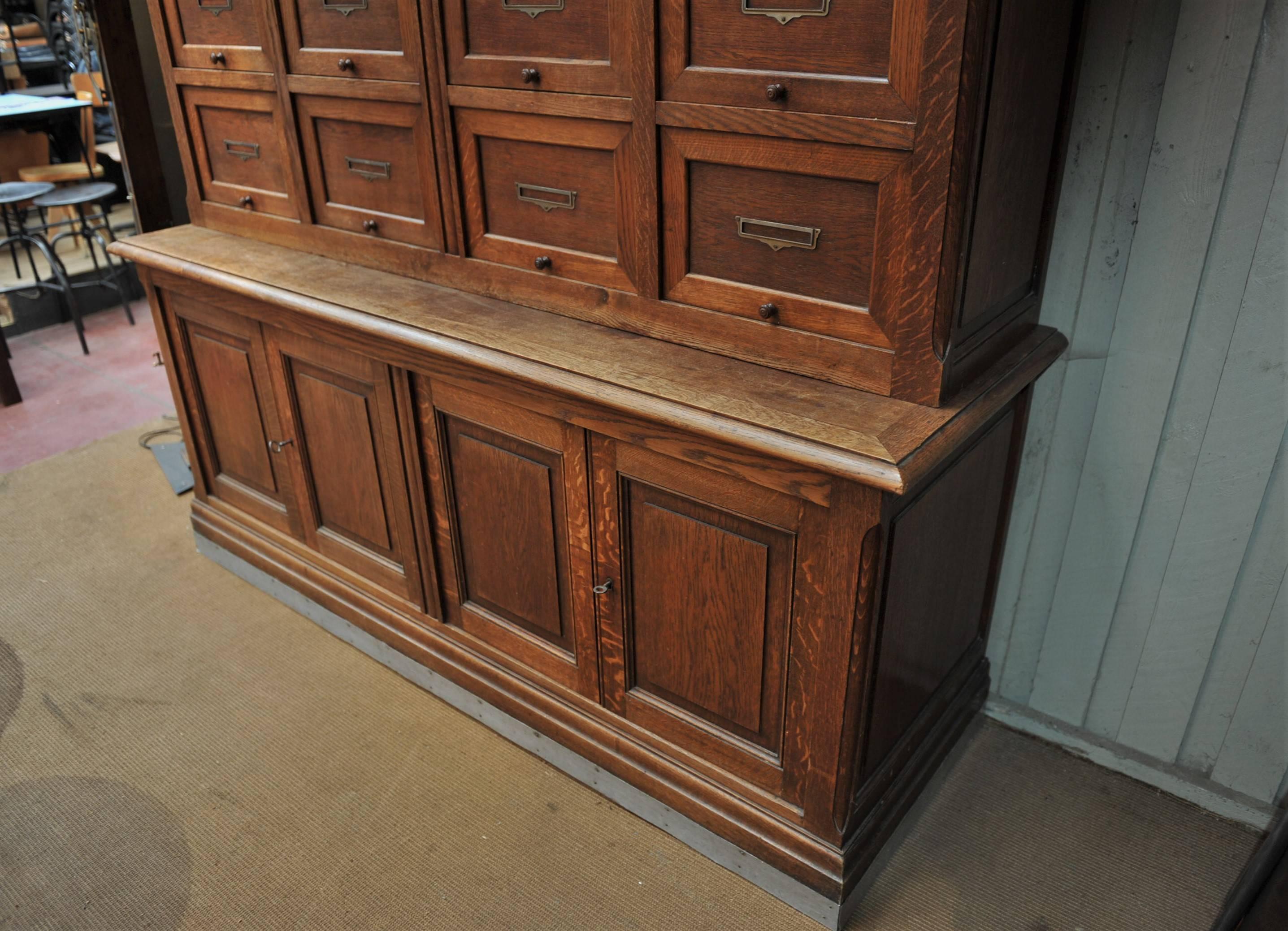 French Oak Notary Luxurious Clapet Drawer and Doors File Cabinet, circa 1900 In Excellent Condition In Roubaix, FR
