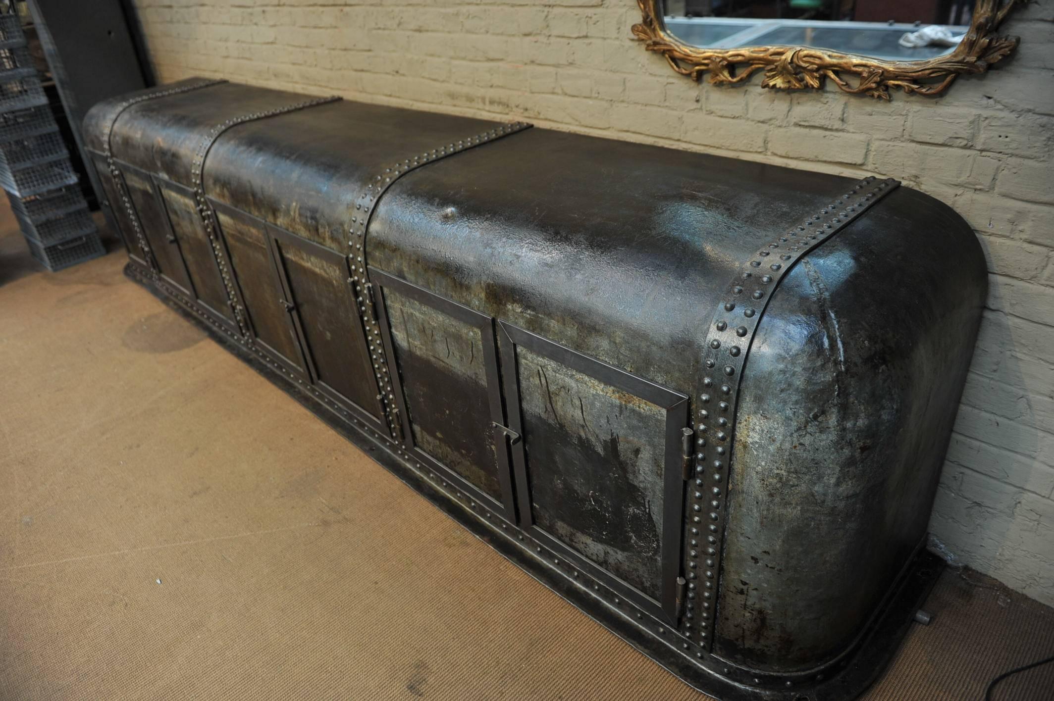 Large Industrial Riveted Iron French Factory Trunk Cabinet, circa 1900 In Good Condition In Roubaix, FR