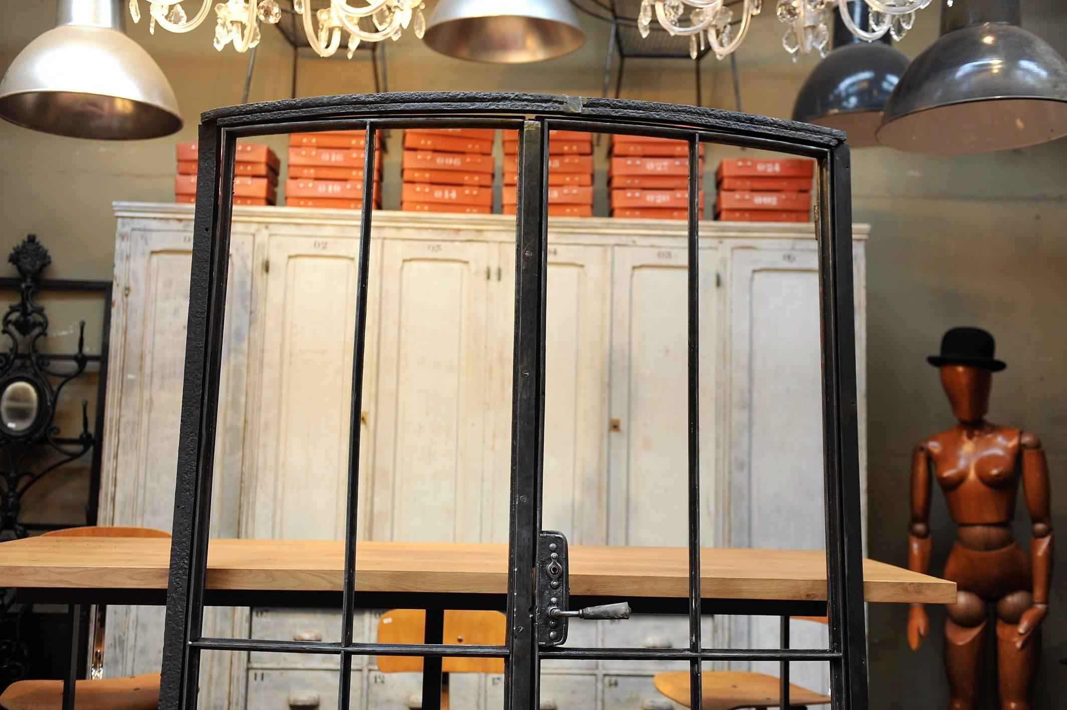19th Century Curved Iron Double Doors In Excellent Condition In Roubaix, FR