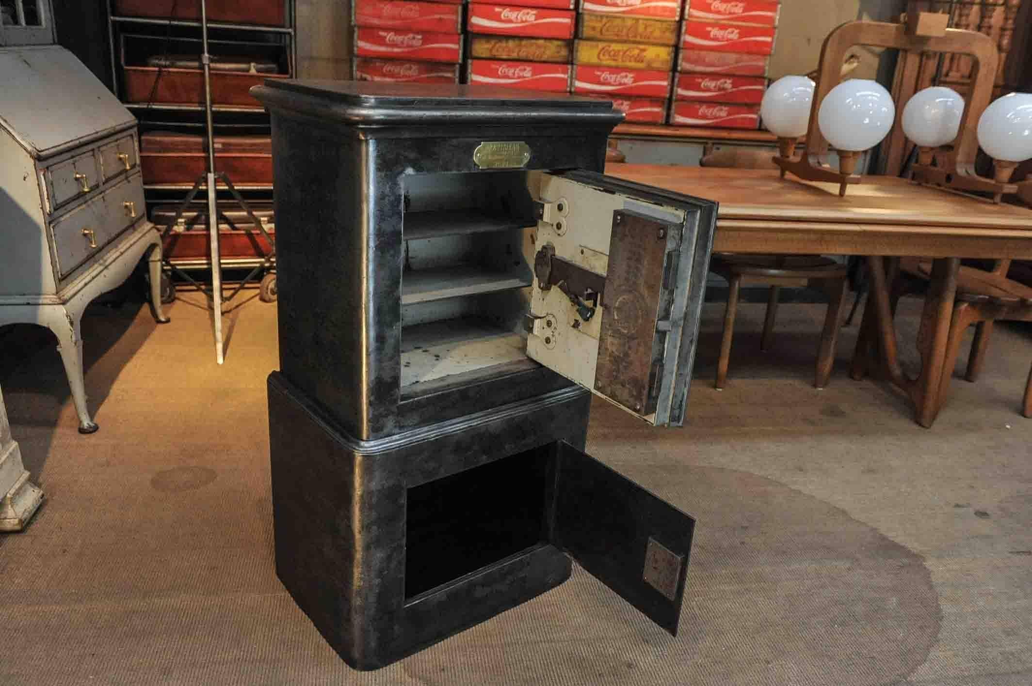 19th Century Iron and Wood Safe from Petitjean Paris with All Keys In Excellent Condition In Roubaix, FR