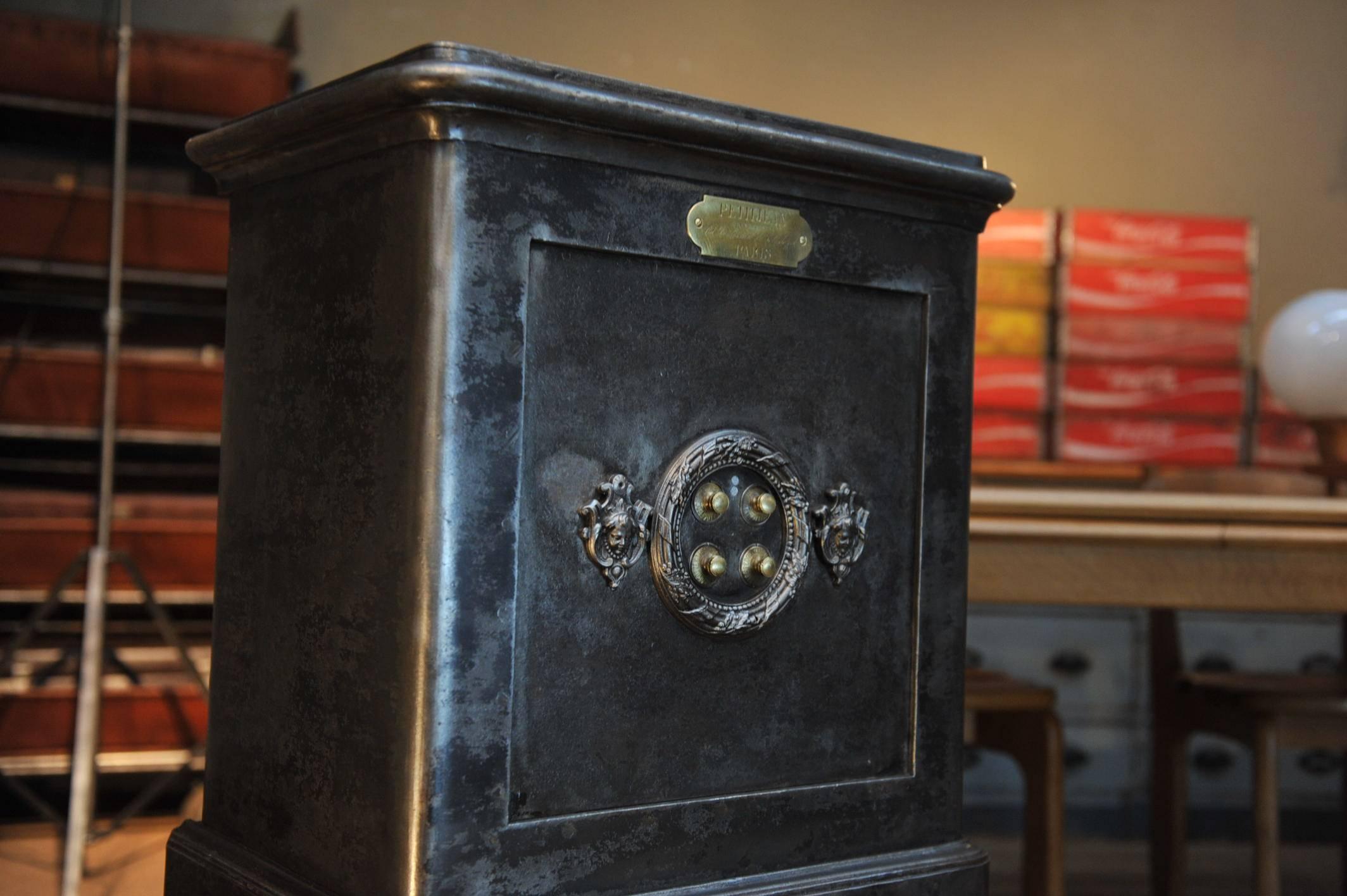 Antique iron Parisian safe box, circa 1880 with its original keys.
Beautiful front door with cherubs ornaments
Signed :PETITJEAN PARIS SGDG Paris , on bronze.
Two removable shelves inside top compartment.
Striped polished and varnished very fine