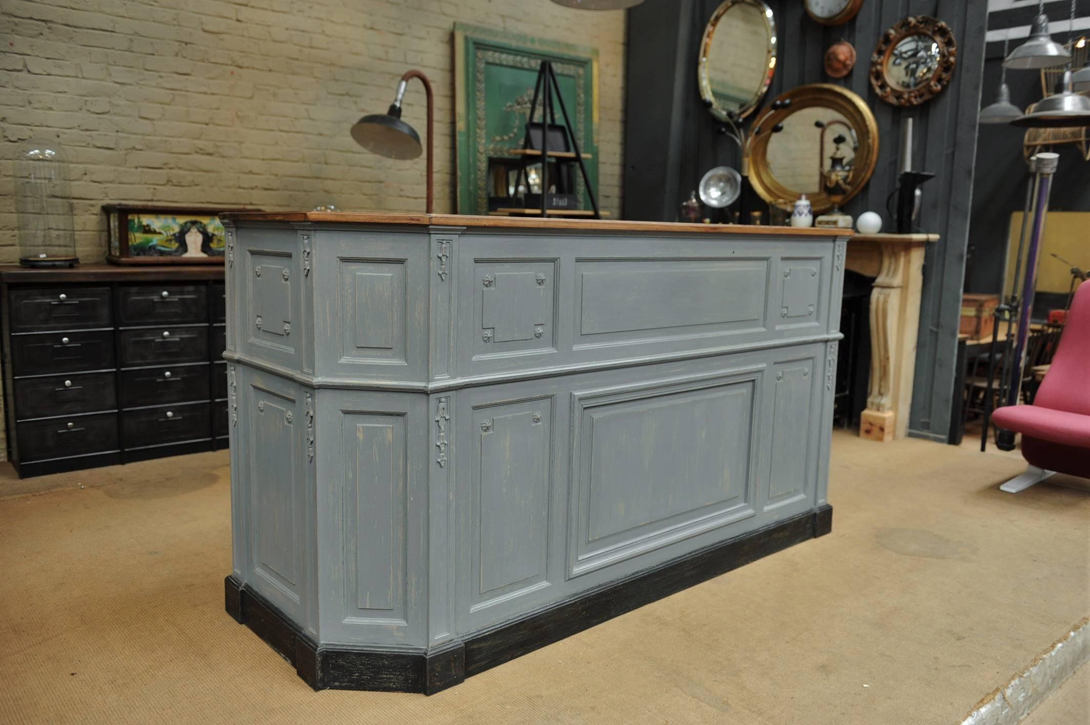 Exceptional all original solid oak and original pine top French hotel reception desk counter with many shelves and eight drawers in the back side and very fronte face recent grey patina.
 