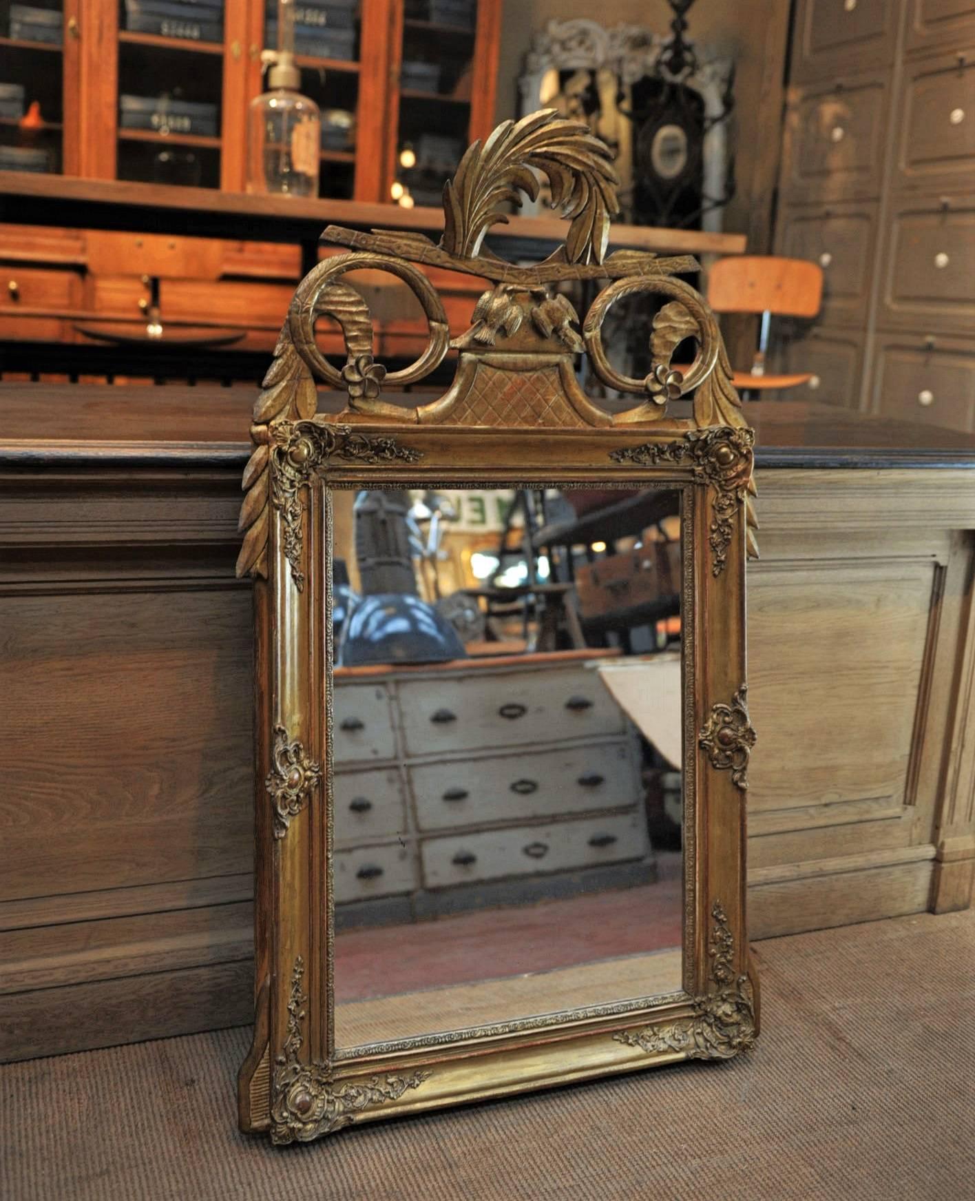 19th century French mirror, gilded wood frame with great birds and leaves decor the antique original gilt and mirror glass in very good condition.

 