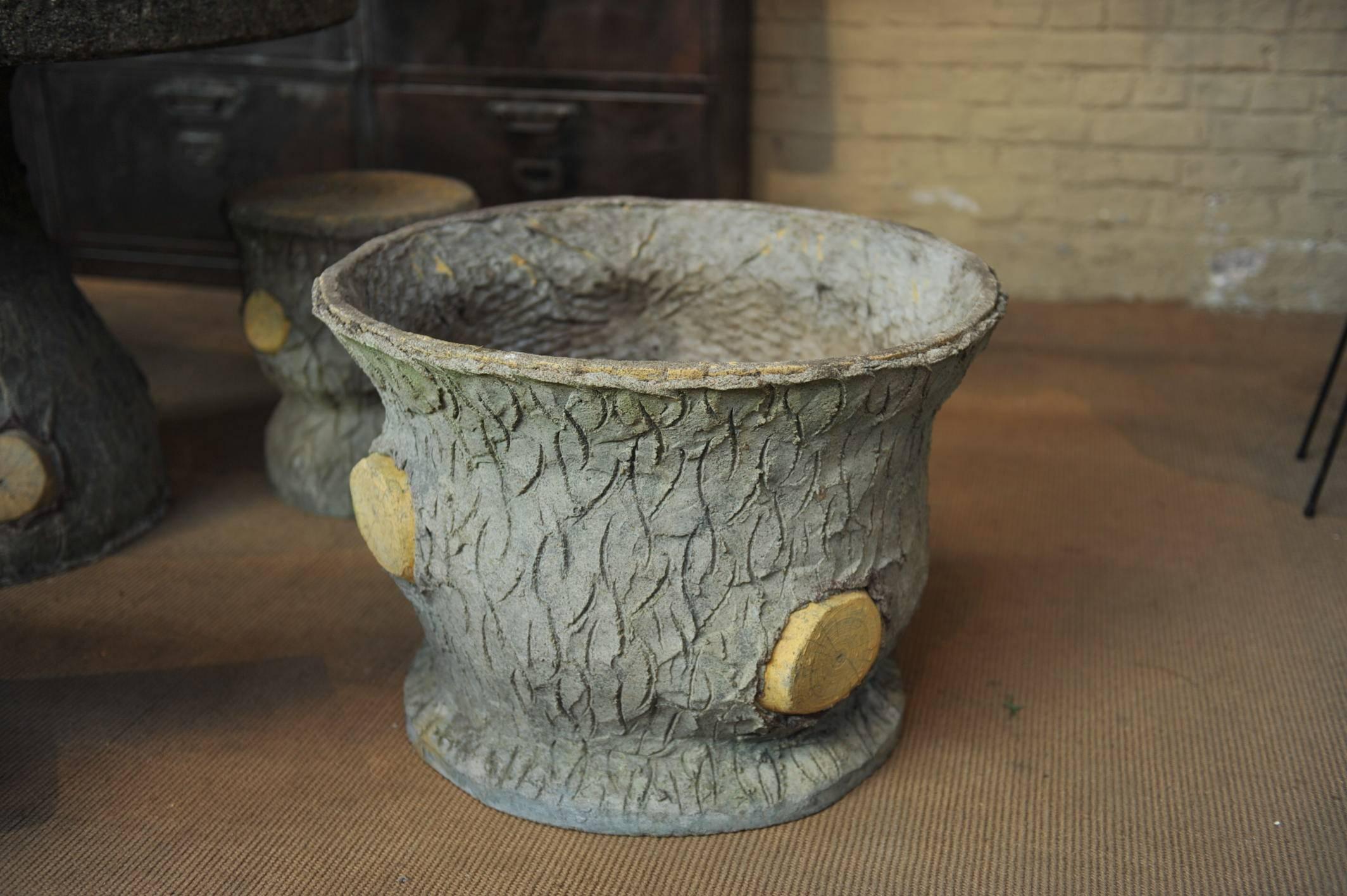 Cement French garden planter in faux bois, circa 1930s very nice patina.



 
