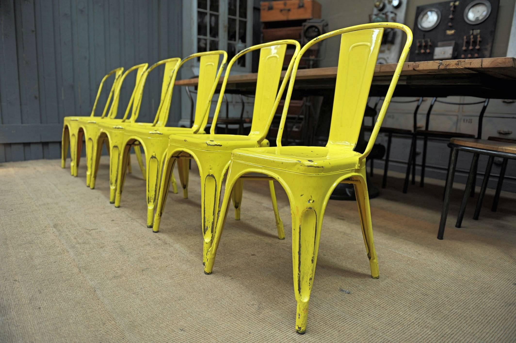 6 Vintage 1950 Tolix Chairs Yellow Patina In Excellent Condition In Roubaix, FR