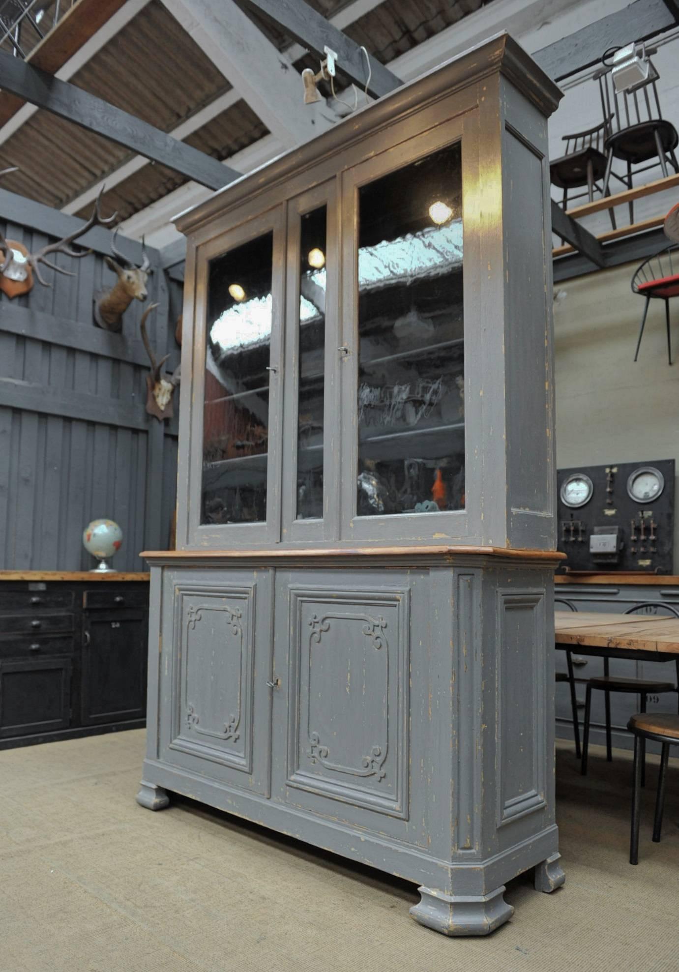 French Two Parts Bookcase Grey Painted Cabinet, Early 1900 In Excellent Condition In Roubaix, FR
