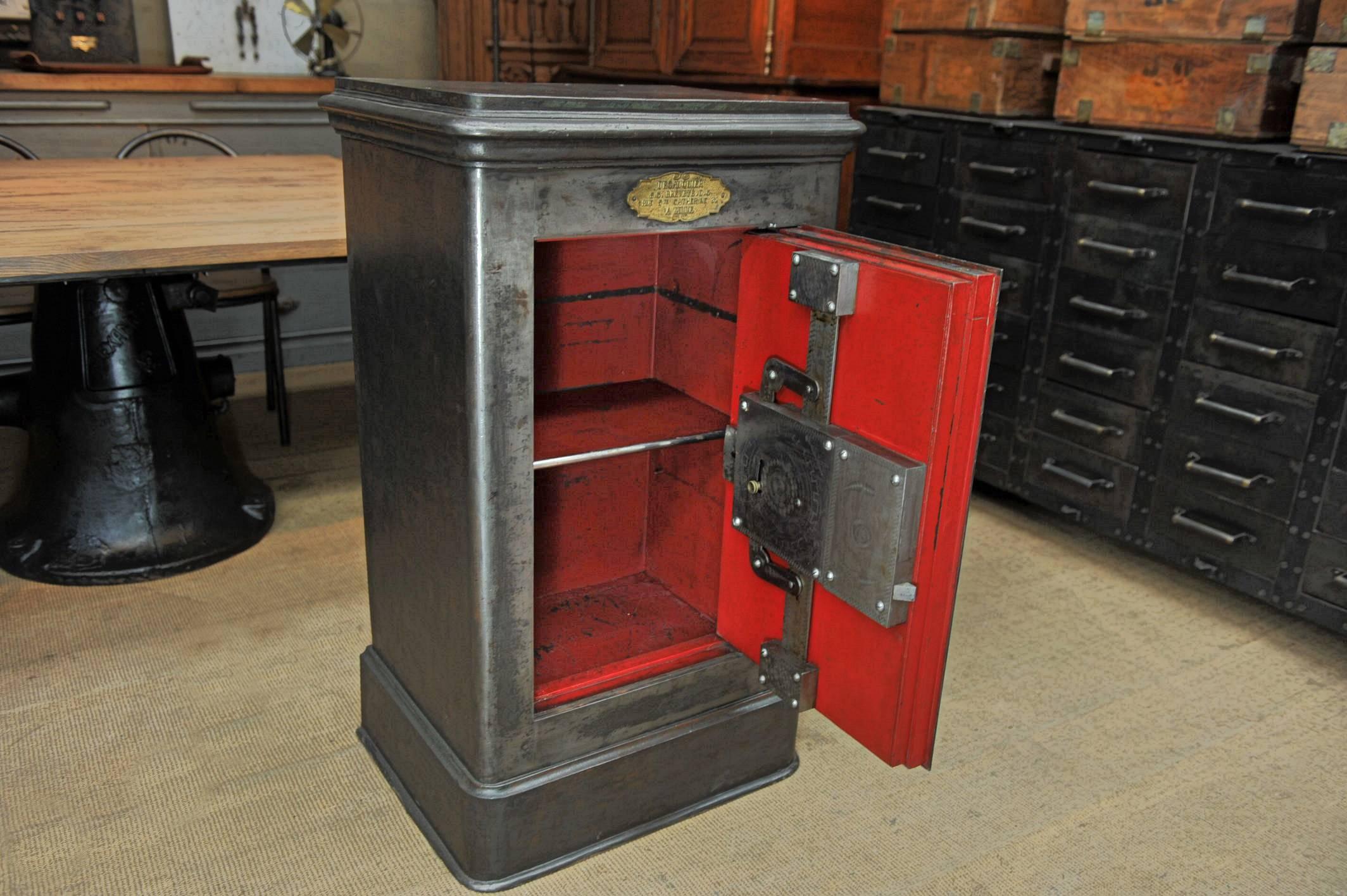19th Century Iron and Wood Safe from Degauquier Lille with Key and Code In Excellent Condition In Roubaix, FR