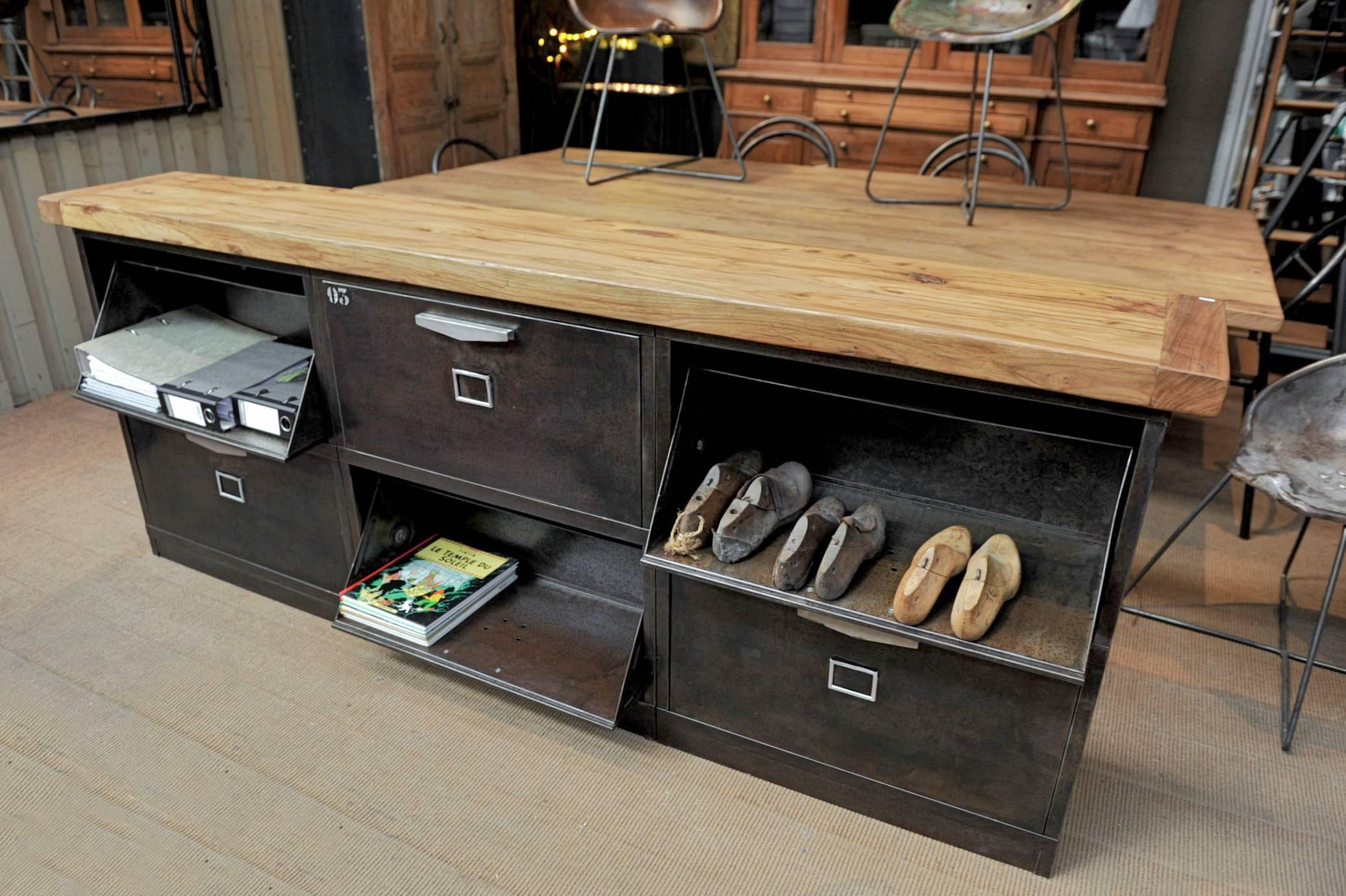Six large folding system drawer iron file or shoe cabinet 1950 with new solid old oak top.
Inside drawer: 66 x 36 x H 34 cm.



   
