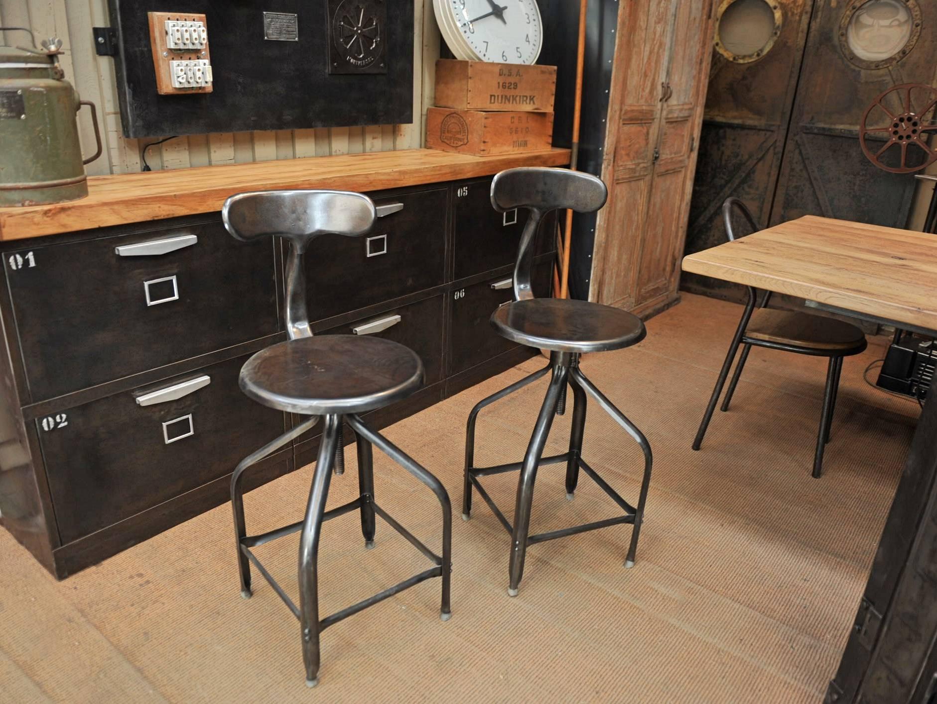 French high stools manufactured by Nicolle in France, 1940s. Polished iron finish.
Height seat adjustable from 65 to 85 cm available.