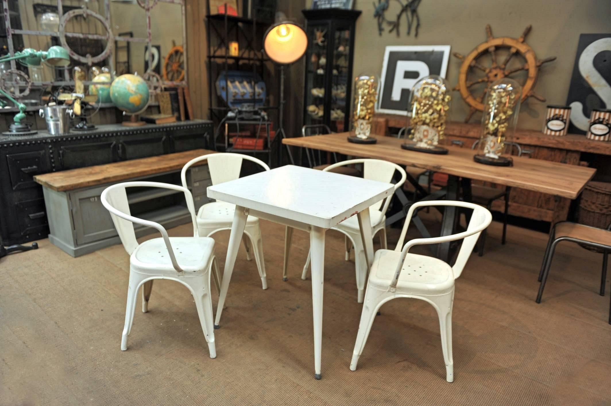 Set of Four Iron Vintage White Color Iron Tolix Chairs, circa 1950 In Excellent Condition In Roubaix, FR