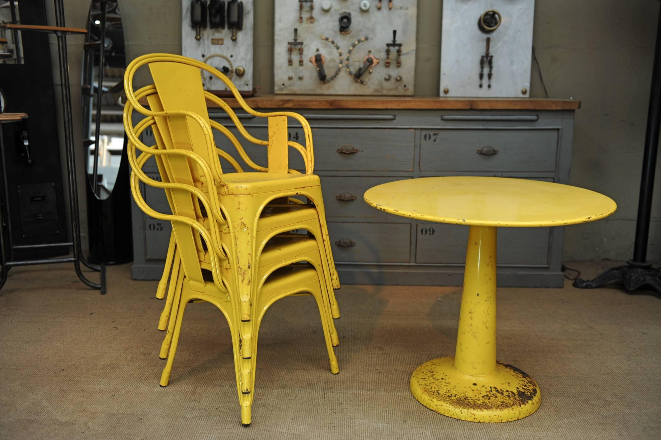 Set of Four Chairs and Round Iron Table by Tolix, circa 1950 In Excellent Condition In Roubaix, FR