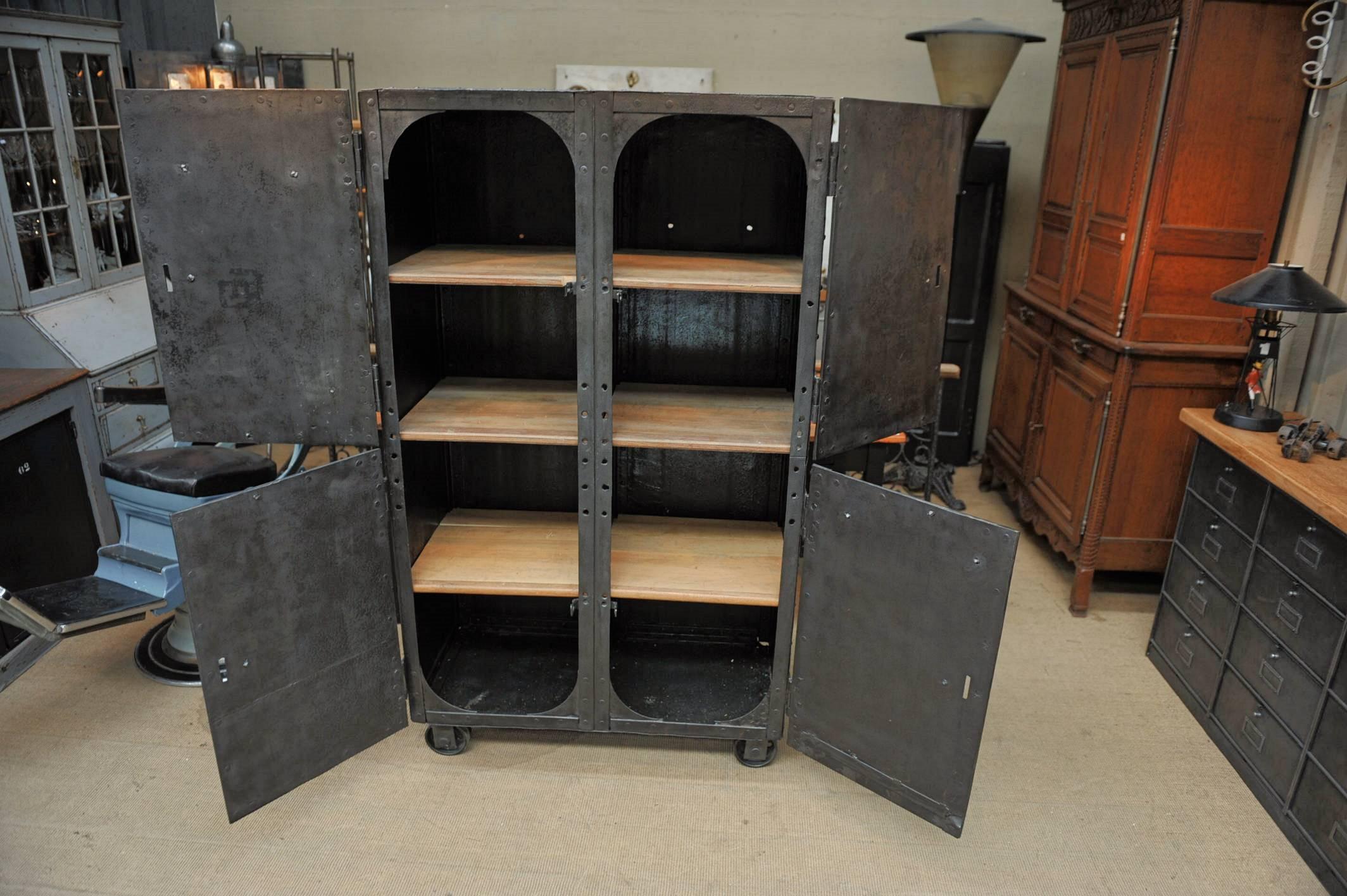 Exceptional Four-Doors Industrial Riveted Iron Cabinet on Wheels, circa 1900 In Excellent Condition In Roubaix, FR