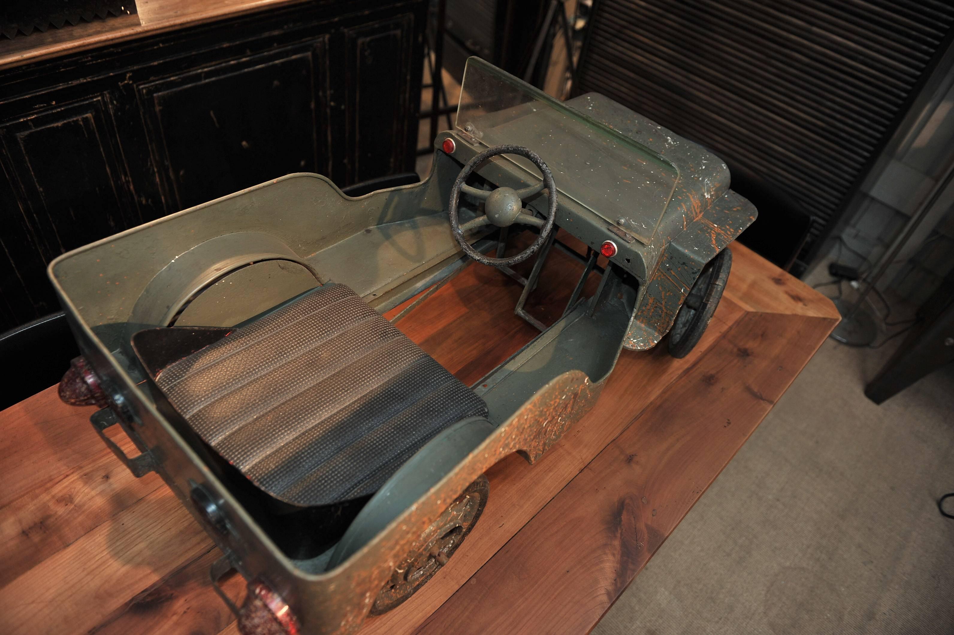Jeep Iron Pedal Car, Manufactured in France, circa 1950 In Excellent Condition In Roubaix, FR