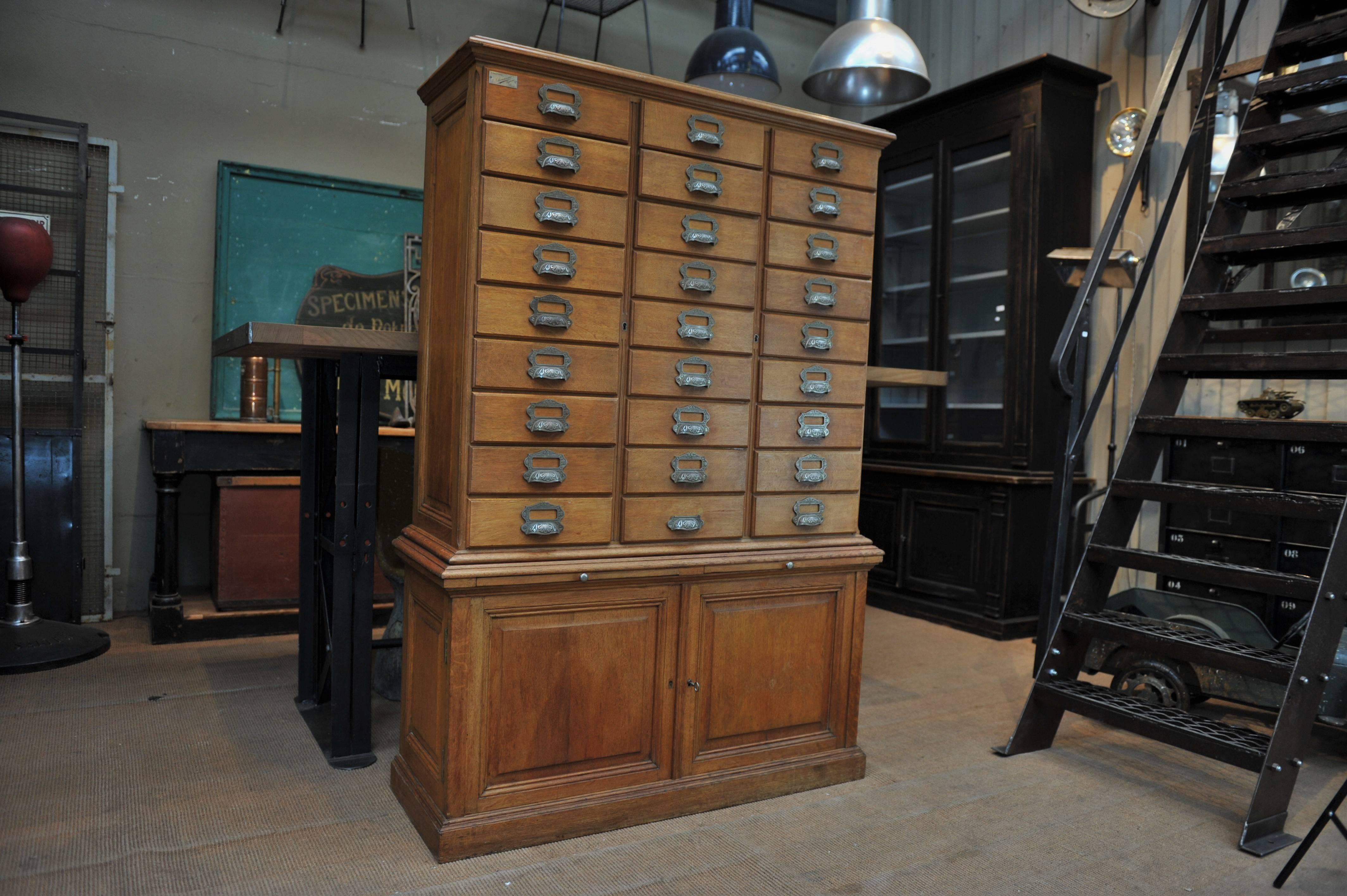 French Oak Notary Luxurious Multi-Drawer File Cabinet from E.Chouanrad, Paris In Excellent Condition In Roubaix, FR