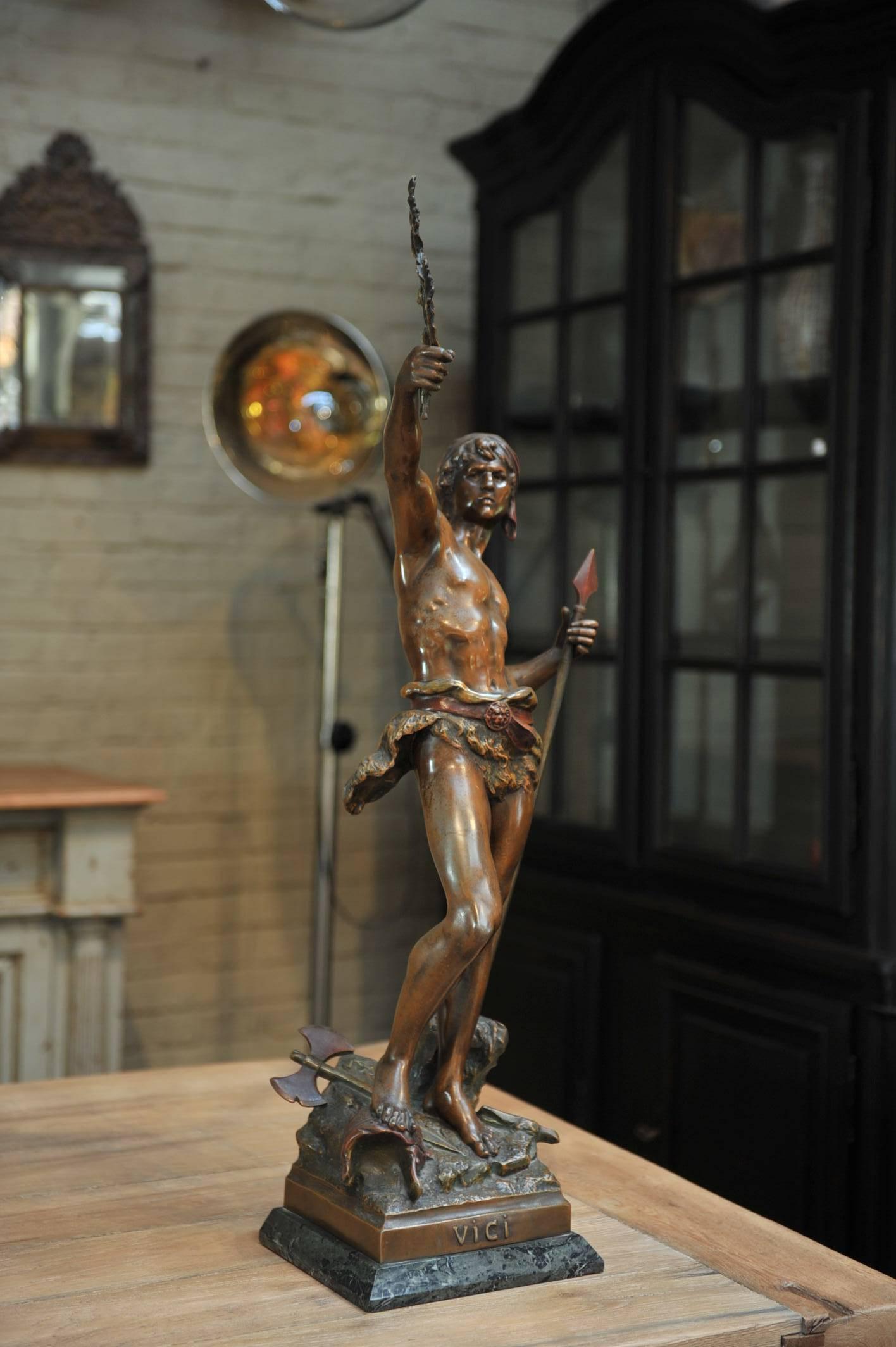 Statue régule française de la fin du 19ème siècle nommée : VICI. très belle patine bronze socle marbre d'origine. excellent état Signé : Louis Moreau (1855 / 1919).
  

  