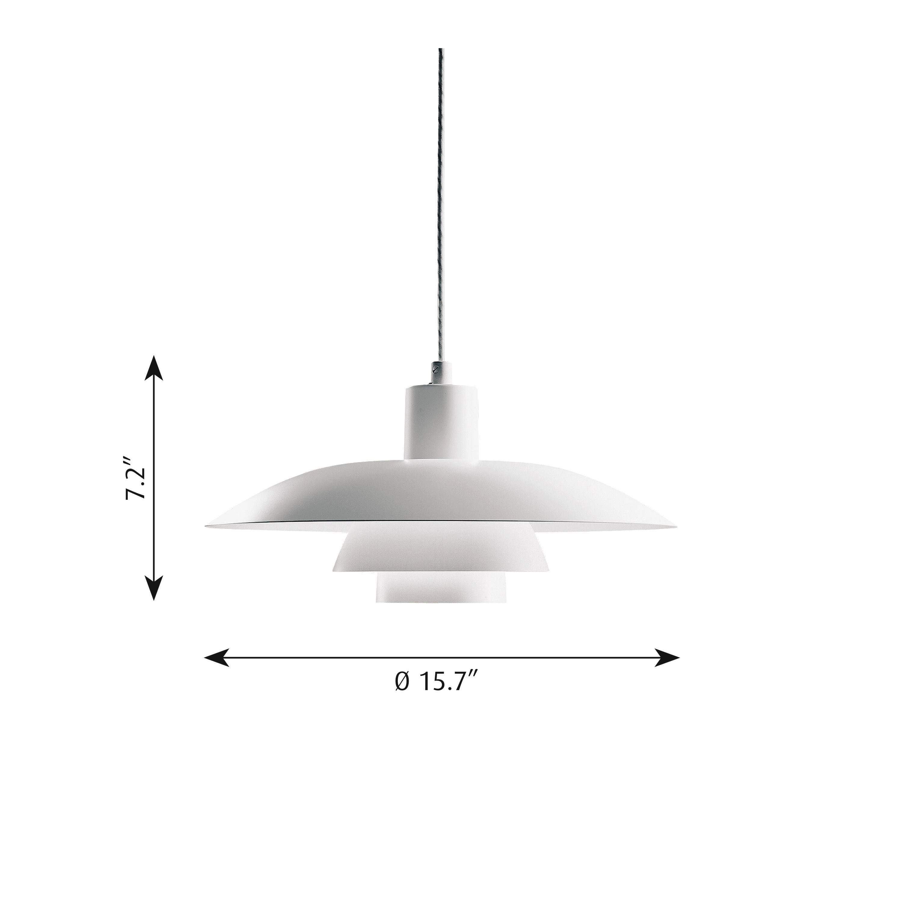 Suspension Poul Henningsen PH 4/3 pour Louis Poulsen. Exécuté dans un cadre raffiné en métal peint en blanc. L'aspect épuré de la surface blanche offre un look audacieux et discret. La lampe éclaire son environnement d'une lumière parfaite,