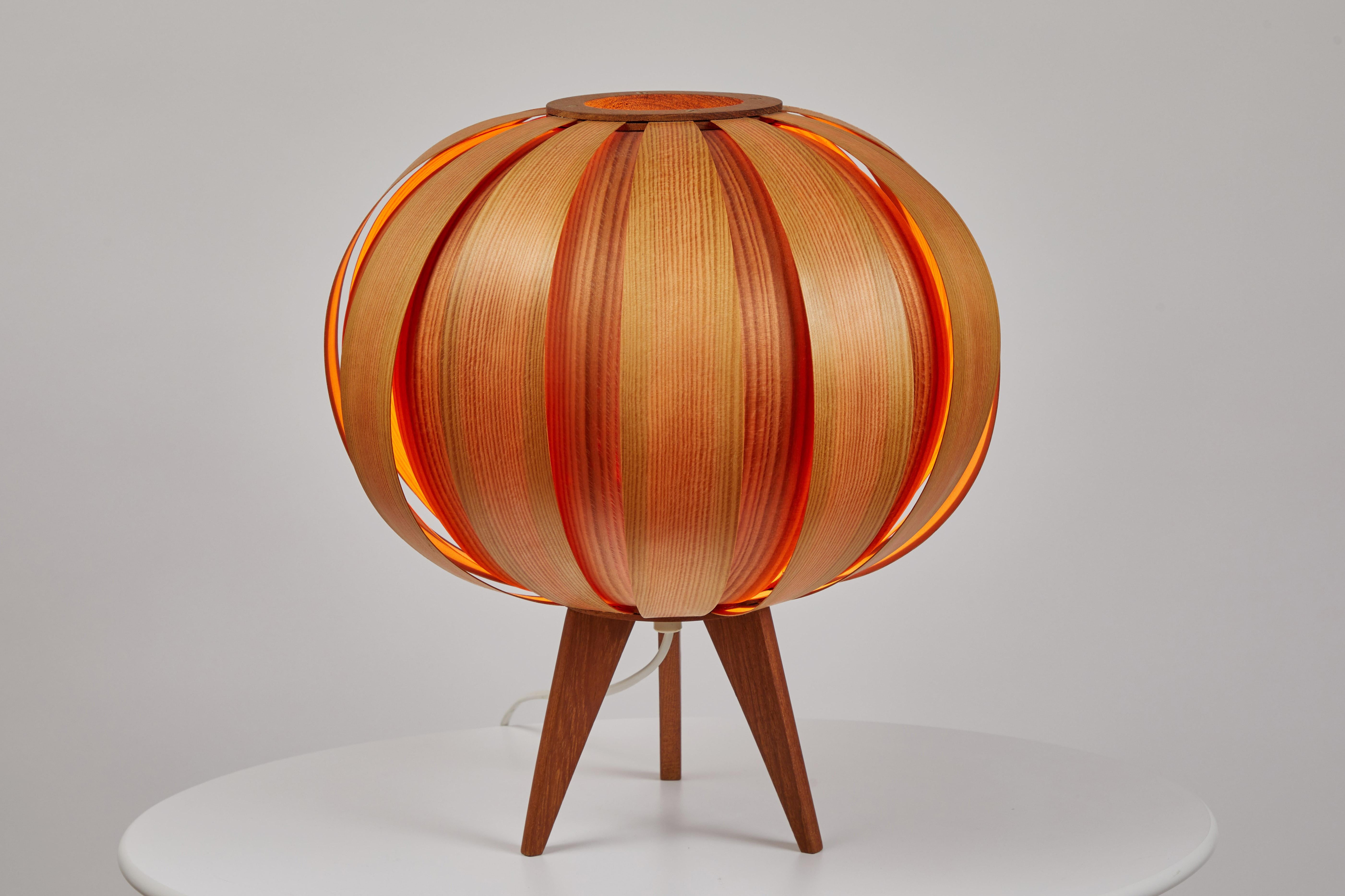 1960s Hans-Agne Jakobsson wood table lamp for AB Ellysett. Designed and produced by Jakobsson in Markaryd, Sweden and executed in thin bentwood with solid wood base. A uniquely architectural and rare lamp that is so incredibly delicate in its