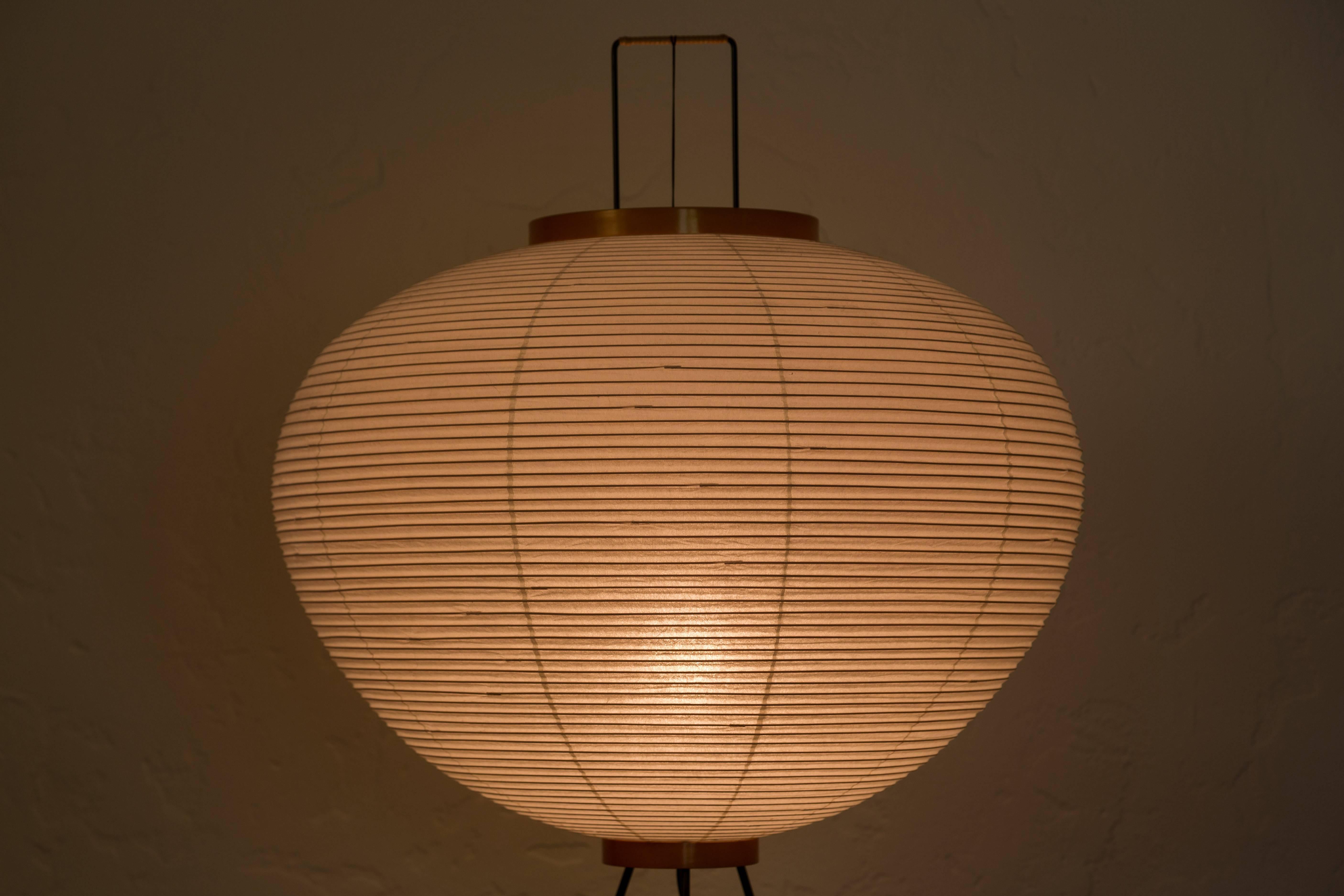 Pair of Akari 10A Floor Lamps by Isamu Noguchi (Metall)