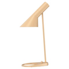 Arne Jacobsen 'AJ Mini' Tischlampe aus warmem Sand für Louis Poulsen