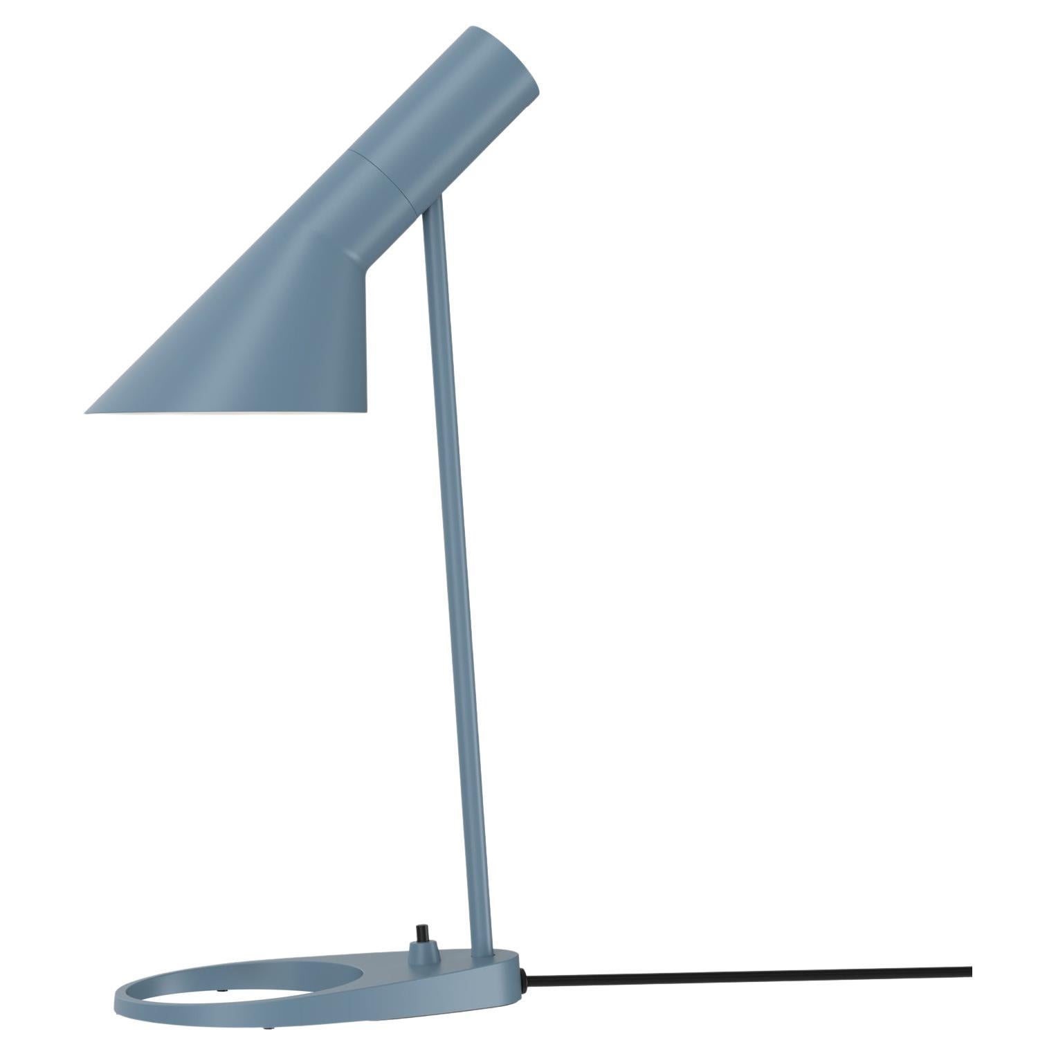 Arne Jacobsen 'AJ Mini' Tischlampe in Staubblau für Louis Poulsen im Angebot