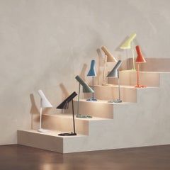 Arne Jacobsen „AJ Mini“ Tischlampe in Dusty Blue für Louis Poulsen
