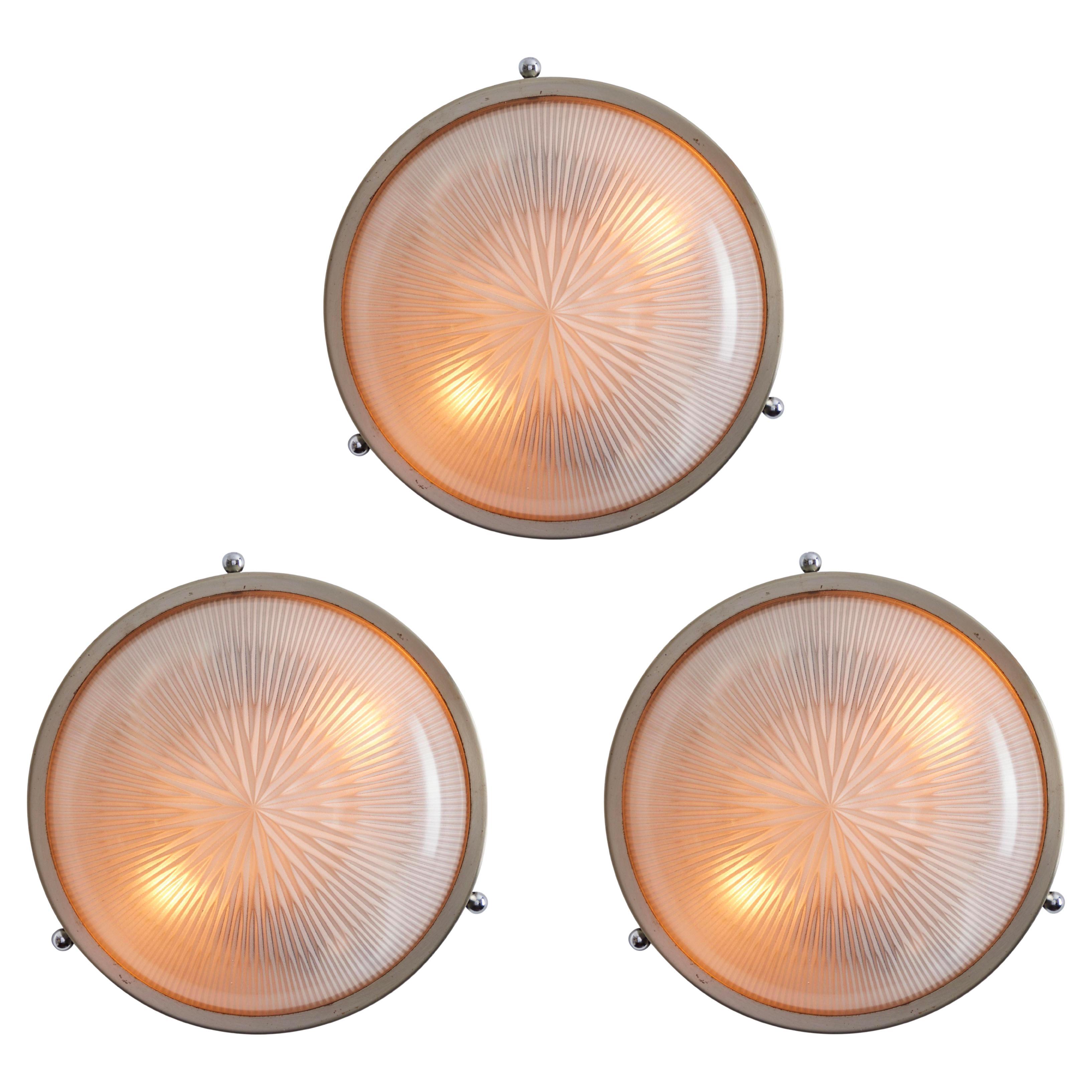 1960 Petite applique ou plafonnier en verre pressé et laiton nickelé de Sergio Mazza. Minimaliste et architecturale, cette lampe emblématique peut être utilisée au mur ou au plafond. Exécuté en laiton nickelé et en verre pressé.

Prix indiqué par