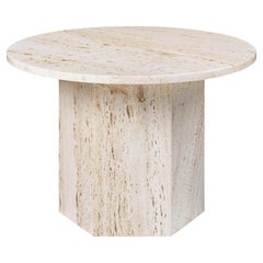 Table « Epic » en travertin blanc neutre, conçue par Gamfratesi pour Gubi, 23,6 pouces