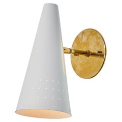 Applique cône perforée blanche italienne des années 1950 attribuée à Gino Sarfatti