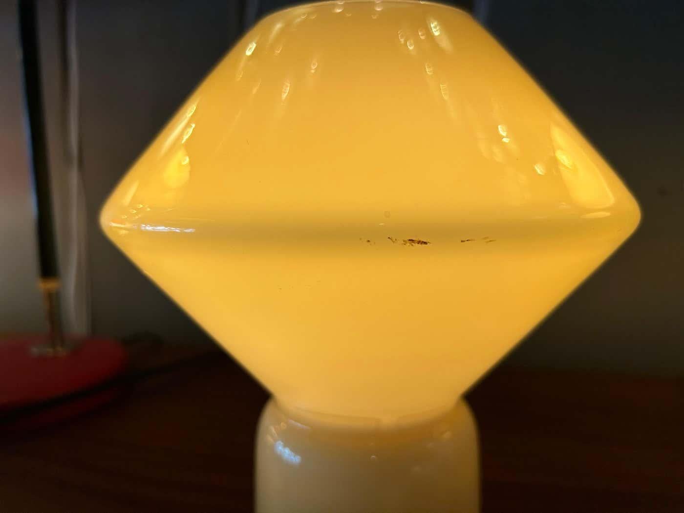 Artemide lampe de bureau en verre jaune pâle « Conica » de style Memphis des années 1980 en vente 8